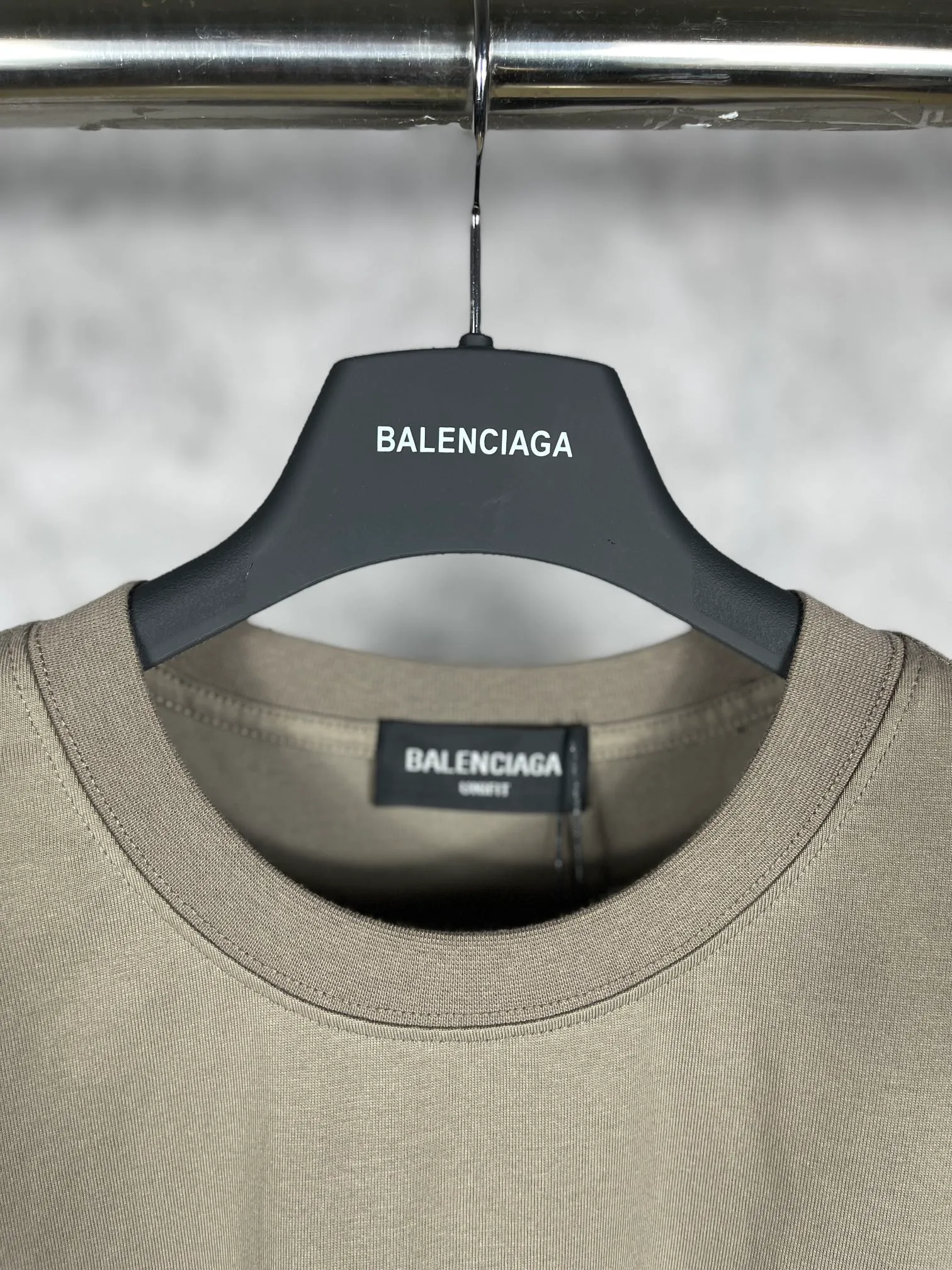 🅿️166 real shots [Top version. Official website quality] BALENCI*GA/Paris#Classic style. Classic letter embroidered short-sleeved T-shirt on the front and back #brick cabinet synchronization.                       The fabric is made of Paris ZP custom-woven and dyed cotton double yarn, weighing 260 grams. The cloth surface is clean. The cloth pattern is clear, soft and comfortable. The threads are dyed with no color difference. The classic letters are embroidered with an imported embroidery machine. The letters are clear and the effect is three-dimensional, restoring the brick cabinet. The version adopts the OS loose shoulder style. The same style for men and women. Coding: BL223023 Color: abrupt brown. Peacock blue. Light green Size: XS to L