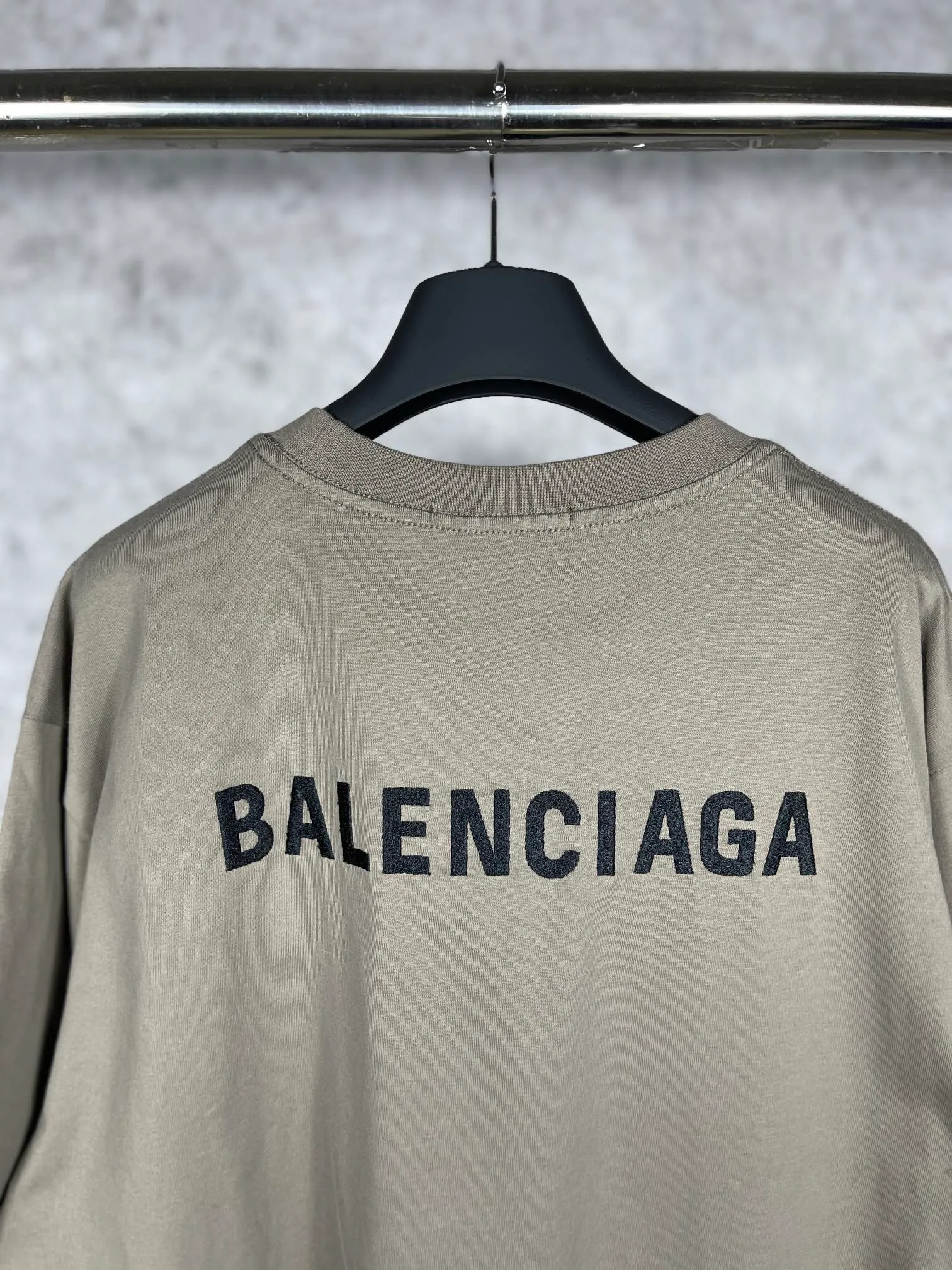 🅿️166 real shots [Top version. Official website quality] BALENCI*GA/Paris#Classic style. Classic letter embroidered short-sleeved T-shirt on the front and back #brick cabinet synchronization.                       The fabric is made of Paris ZP custom-woven and dyed cotton double yarn, weighing 260 grams. The cloth surface is clean. The cloth pattern is clear, soft and comfortable. The threads are dyed with no color difference. The classic letters are embroidered with an imported embroidery machine. The letters are clear and the effect is three-dimensional, restoring the brick cabinet. The version adopts the OS loose shoulder style. The same style for men and women. Coding: BL223023 Color: abrupt brown. Peacock blue. Light green Size: XS to L