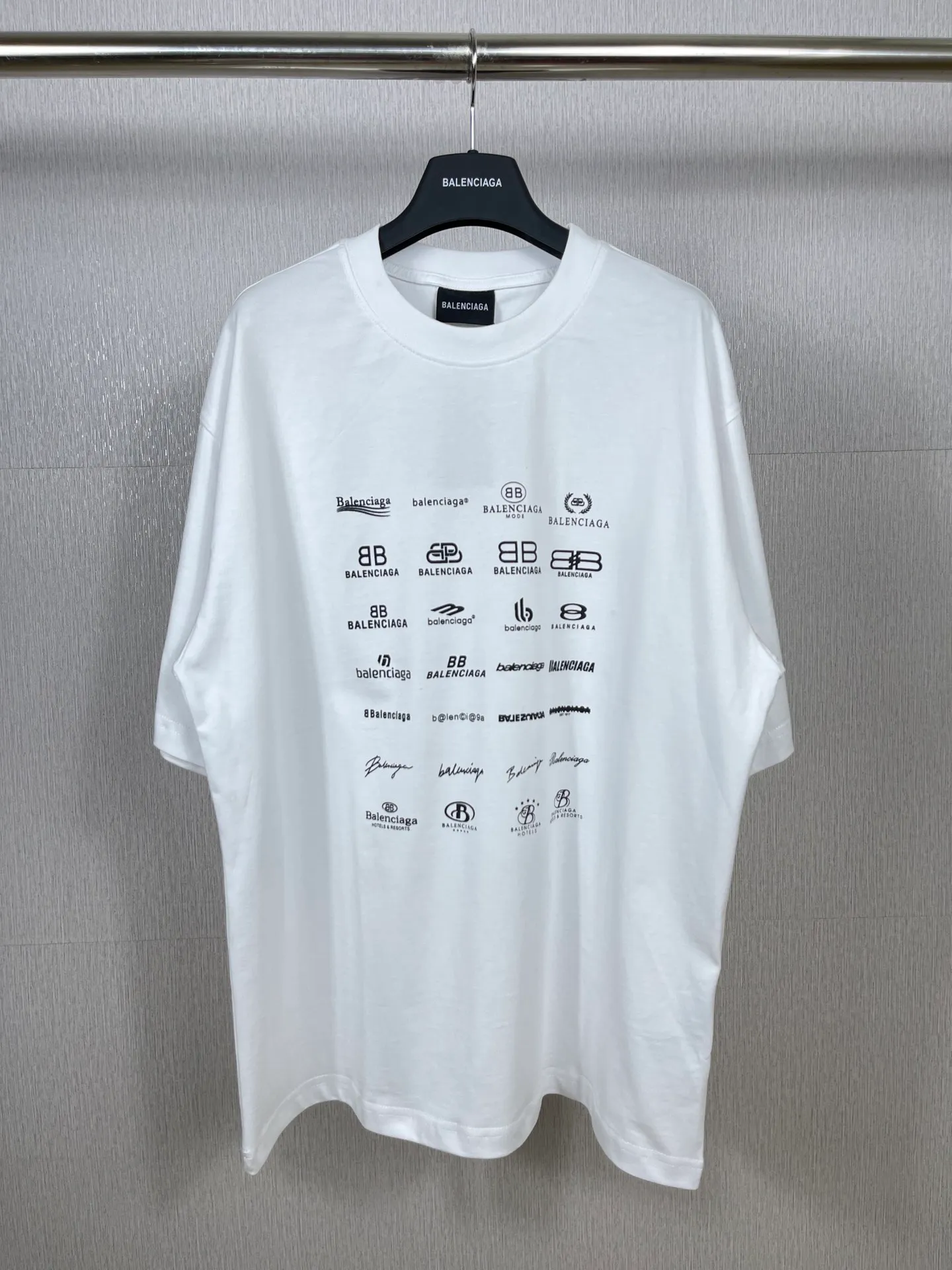 🅿️170 real photos [Top version. Official website quality] BALENCI*GA/Paris BALENCI*GA# 2023 spring and summer new style, printed with classic LOGO collection short-sleeved T-shirt. 2023 spring and summer new product. Brick cabinet synchronization. The fabric is made of Paris ZP custom-woven and dyed 100% cotton double yarn compact cotton. The weight is 260 grams, the cloth surface is clean. The cloth texture is clear. Soft and comfortable. Good color fastness. Not easy to change color. The threads are woven and dyed with no color difference. The printing uses imported environmentally friendly rubber paddles, precision stencils, fine LOGO letters, clear letters, no burrs, and a three-dimensional effect. Restore brick cabinet. The version adopts OS loose shoulder version. Same style for men and women. Code: BL223071 Color: black, beige, pink, smoky gray, white. Size: XS to L