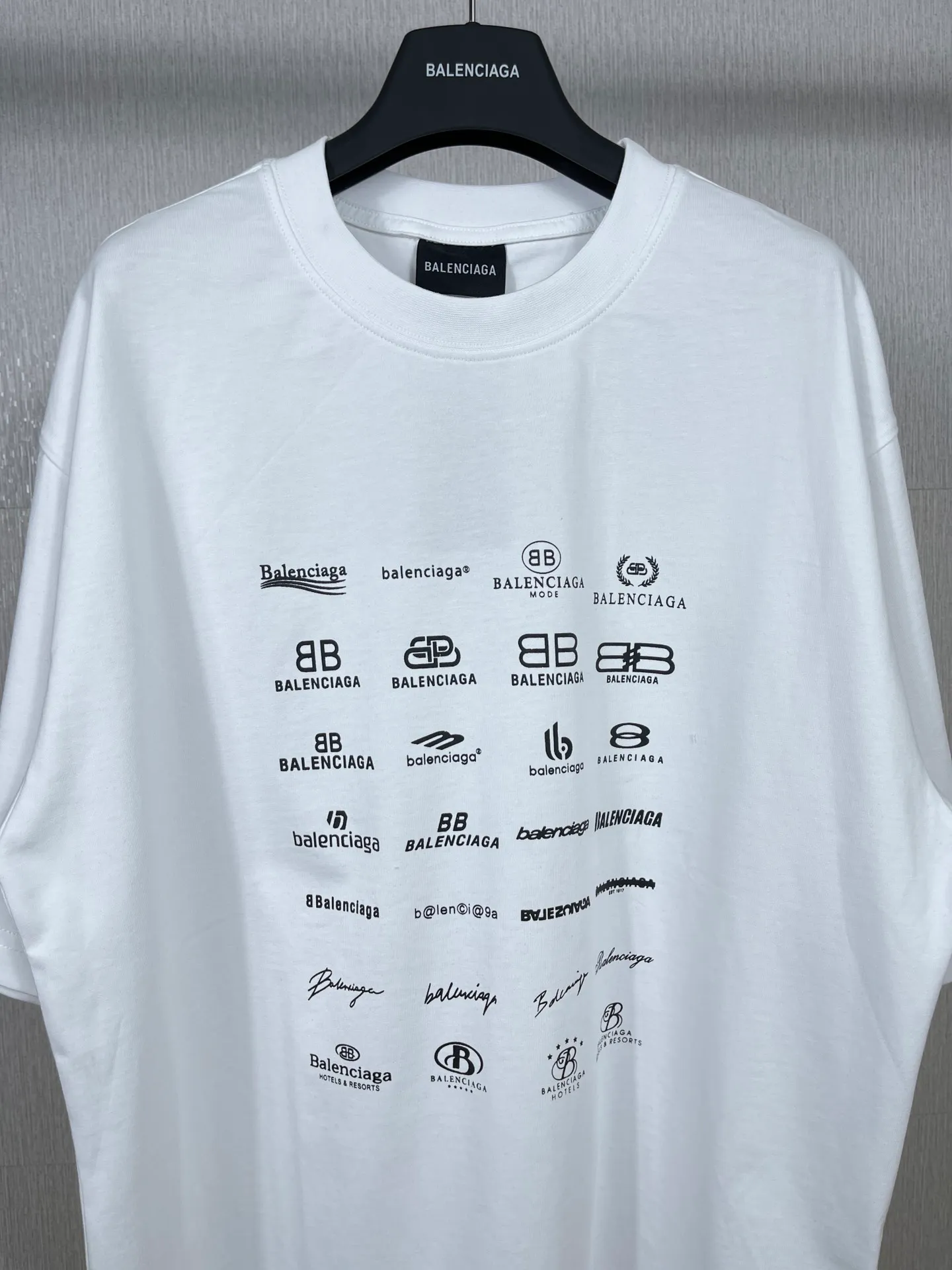 🅿️170 real photos [Top version. Official website quality] BALENCI*GA/Paris BALENCI*GA# 2023 spring and summer new style, printed with classic LOGO collection short-sleeved T-shirt. 2023 spring and summer new product. Brick cabinet synchronization. The fabric is made of Paris ZP custom-woven and dyed 100% cotton double yarn compact cotton. The weight is 260 grams, the cloth surface is clean. The cloth texture is clear. Soft and comfortable. Good color fastness. Not easy to change color. The threads are woven and dyed with no color difference. The printing uses imported environmentally friendly rubber paddles, precision stencils, fine LOGO letters, clear letters, no burrs, and a three-dimensional effect. Restore brick cabinet. The version adopts OS loose shoulder version. Same style for men and women. Code: BL223071 Color: black, beige, pink, smoky gray, white. Size: XS to L