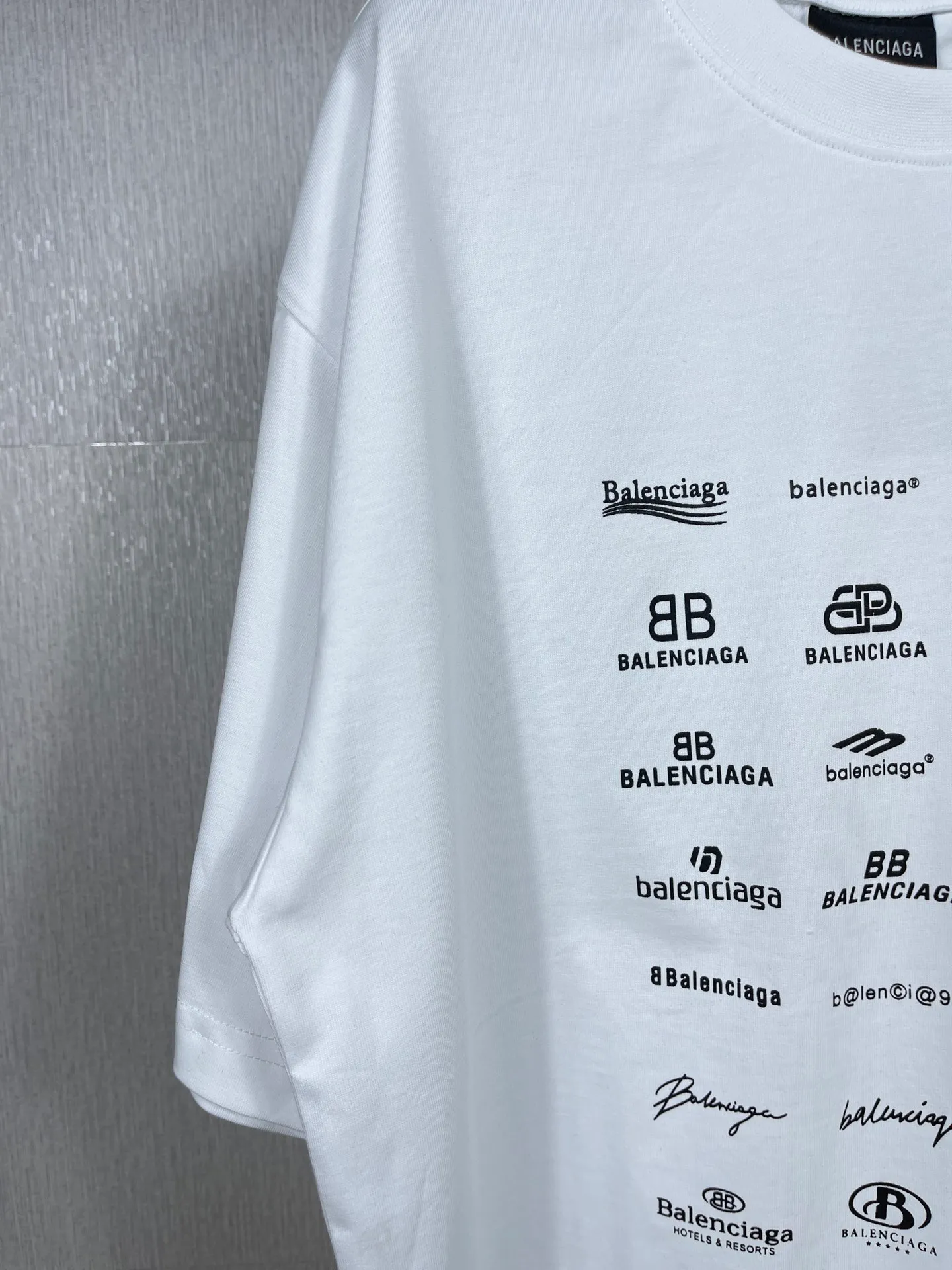🅿️170 real photos [Top version. Official website quality] BALENCI*GA/Paris BALENCI*GA# 2023 spring and summer new style, printed with classic LOGO collection short-sleeved T-shirt. 2023 spring and summer new product. Brick cabinet synchronization. The fabric is made of Paris ZP custom-woven and dyed 100% cotton double yarn compact cotton. The weight is 260 grams, the cloth surface is clean. The cloth texture is clear. Soft and comfortable. Good color fastness. Not easy to change color. The threads are woven and dyed with no color difference. The printing uses imported environmentally friendly rubber paddles, precision stencils, fine LOGO letters, clear letters, no burrs, and a three-dimensional effect. Restore brick cabinet. The version adopts OS loose shoulder version. Same style for men and women. Code: BL223071 Color: black, beige, pink, smoky gray, white. Size: XS to L