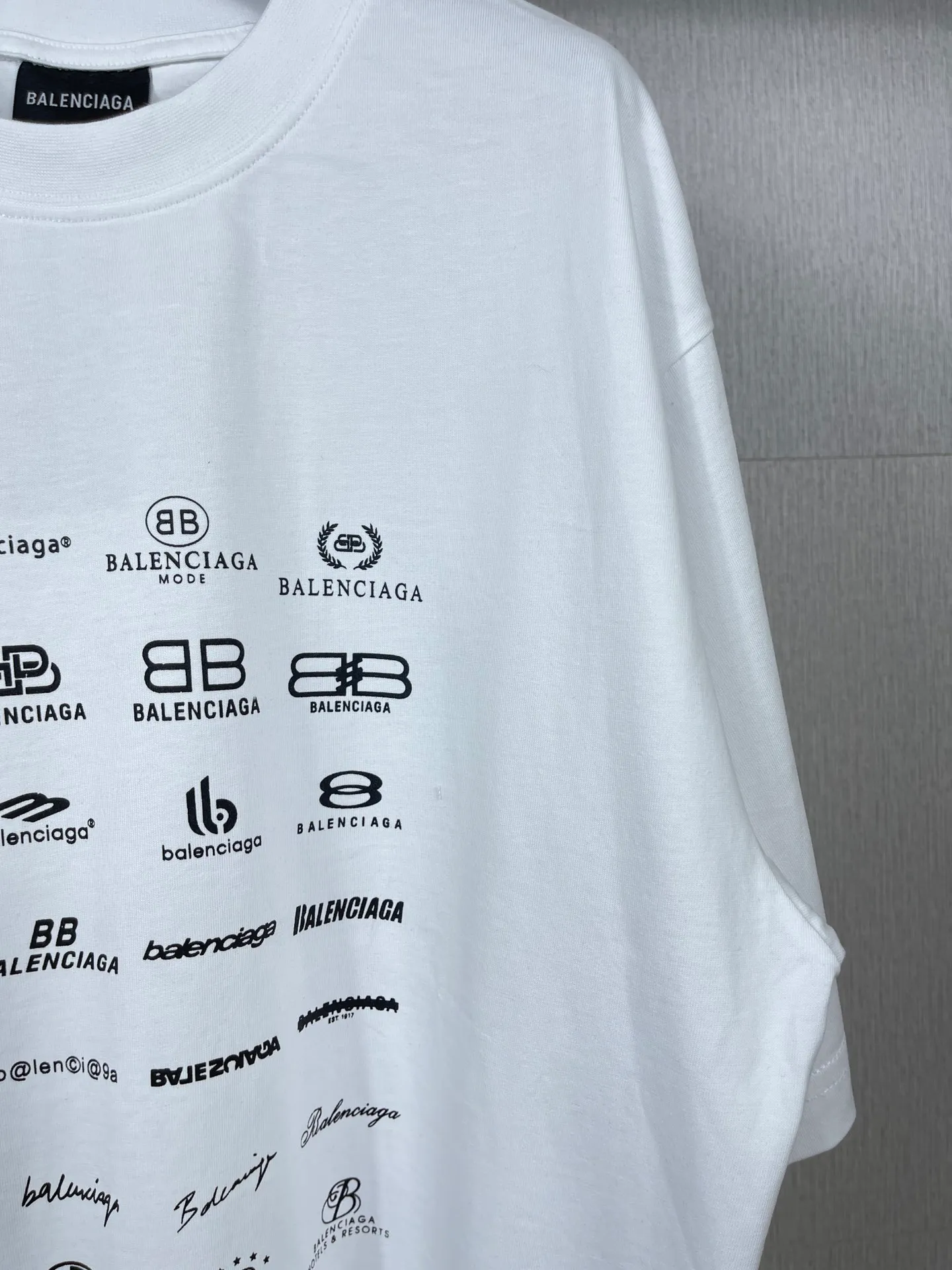🅿️170 real photos [Top version. Official website quality] BALENCI*GA/Paris BALENCI*GA# 2023 spring and summer new style, printed with classic LOGO collection short-sleeved T-shirt. 2023 spring and summer new product. Brick cabinet synchronization. The fabric is made of Paris ZP custom-woven and dyed 100% cotton double yarn compact cotton. The weight is 260 grams, the cloth surface is clean. The cloth texture is clear. Soft and comfortable. Good color fastness. Not easy to change color. The threads are woven and dyed with no color difference. The printing uses imported environmentally friendly rubber paddles, precision stencils, fine LOGO letters, clear letters, no burrs, and a three-dimensional effect. Restore brick cabinet. The version adopts OS loose shoulder version. Same style for men and women. Code: BL223071 Color: black, beige, pink, smoky gray, white. Size: XS to L