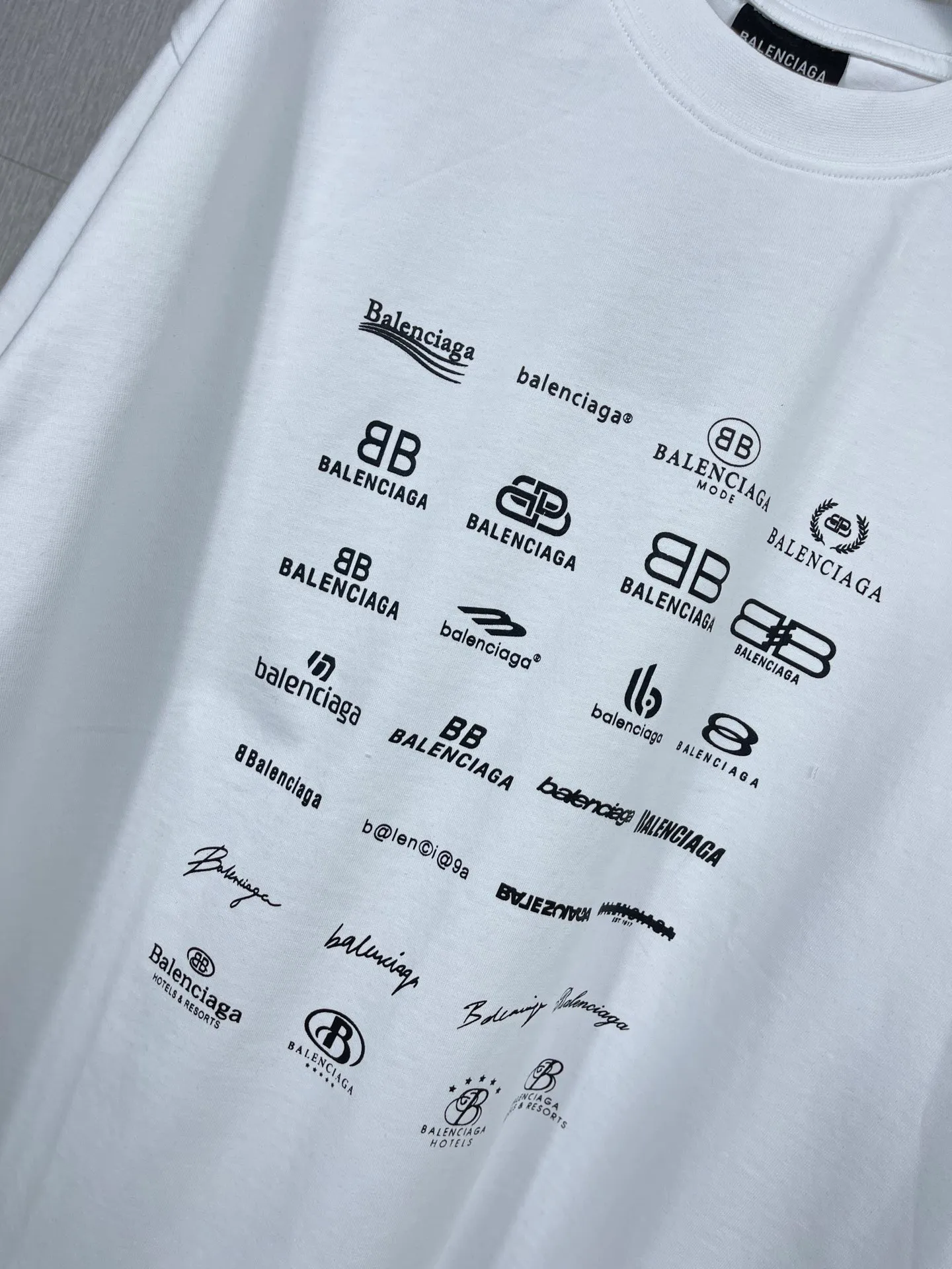 🅿️170 real photos [Top version. Official website quality] BALENCI*GA/Paris BALENCI*GA# 2023 spring and summer new style, printed with classic LOGO collection short-sleeved T-shirt. 2023 spring and summer new product. Brick cabinet synchronization. The fabric is made of Paris ZP custom-woven and dyed 100% cotton double yarn compact cotton. The weight is 260 grams, the cloth surface is clean. The cloth texture is clear. Soft and comfortable. Good color fastness. Not easy to change color. The threads are woven and dyed with no color difference. The printing uses imported environmentally friendly rubber paddles, precision stencils, fine LOGO letters, clear letters, no burrs, and a three-dimensional effect. Restore brick cabinet. The version adopts OS loose shoulder version. Same style for men and women. Code: BL223071 Color: black, beige, pink, smoky gray, white. Size: XS to L