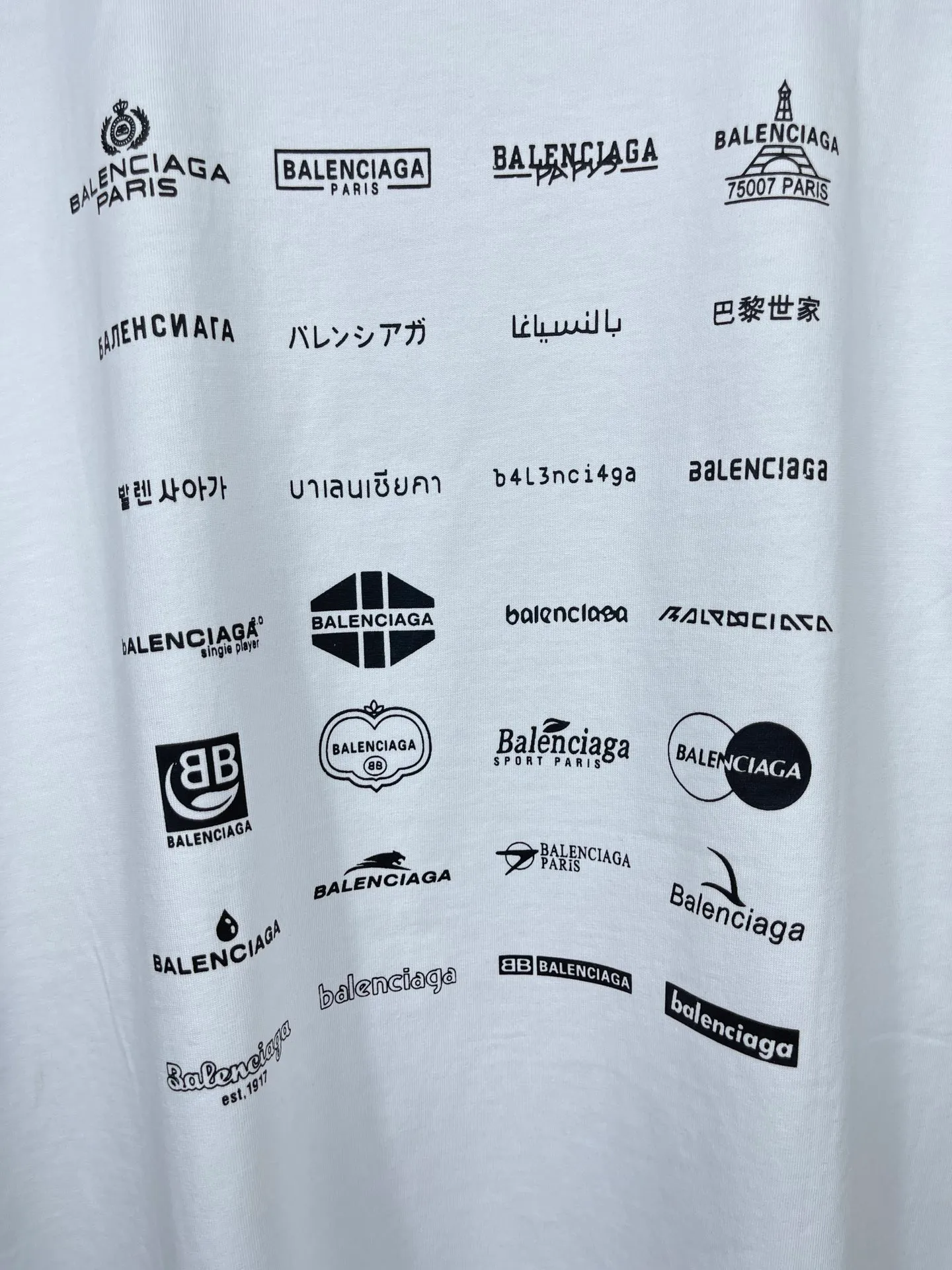 🅿️170 real photos [Top version. Official website quality] BALENCI*GA/Paris BALENCI*GA# 2023 spring and summer new style, printed with classic LOGO collection short-sleeved T-shirt. 2023 spring and summer new product. Brick cabinet synchronization. The fabric is made of Paris ZP custom-woven and dyed 100% cotton double yarn compact cotton. The weight is 260 grams, the cloth surface is clean. The cloth texture is clear. Soft and comfortable. Good color fastness. Not easy to change color. The threads are woven and dyed with no color difference. The printing uses imported environmentally friendly rubber paddles, precision stencils, fine LOGO letters, clear letters, no burrs, and a three-dimensional effect. Restore brick cabinet. The version adopts OS loose shoulder version. Same style for men and women. Code: BL223071 Color: black, beige, pink, smoky gray, white. Size: XS to L