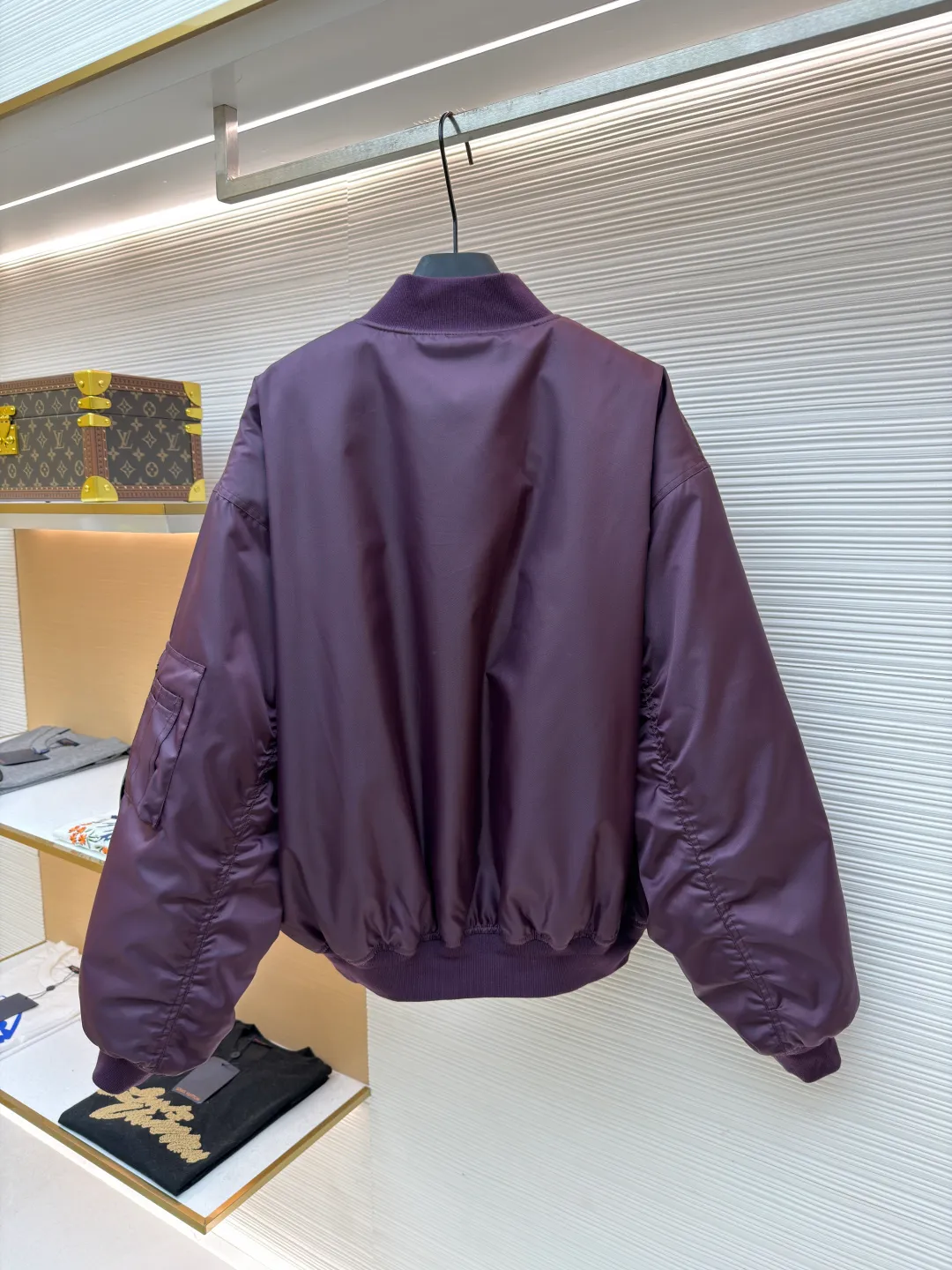 Balenciaga patch bomber jacket ●Original version: Purchased and developed for 24500 ●Item number: 1681026-C20 ●Fabric: dense-pore cold-pressed fiber nylon cloth fabric ●Technology: embroidery production ●Version: loose version ●Weight: about 1090 grams ●Size: 44-46-48-50 ●Description: Customized dense-pore cold-pressed fiber nylon cloth and velvet cloud cotton sheet inside, full texture, thick and solid Every inch contains a heavy warmth. It is based on pure black to support all the edges. The slightly dropped shoulder silhouette embraces the body shape. The gilt lion emblem patch is embellished on the chest. It continues the identity identification function of the badge. It is a silent statement worn on the body. The lining and padding design highlight the wrapping effect. It cleverly combines the warmth of cotton clothing and the aesthetics of life. In the name of design, it leads the trend and adopts imported machine embroidery technology. Use advanced computer control system and precision mechanical components. Paris lion emblem patch embroidery work with high precision, smooth and delicate lines, purely manual water disassembly process. After completing the initial combination of the lining fabric and the cotton piece, the craftsman will further adjust and disassemble it in the water. The lining fabric and the cotton piece can achieve a perfect combination, making the lining fabric and the cotton piece more closely combined. Beautiful and neat, template machine bag opening. The preset template guides the position, shape and size of the bag opening. The accuracy ensures the quality of the bag opening effect. The overall wiring is straight and delicate, the fabric is comfortable and soft, and the color is consistent without color difference. It can be matched with the same style to create a fashionable look and control various occasions. Customized accessories, complete with three standards, same style for men and women!