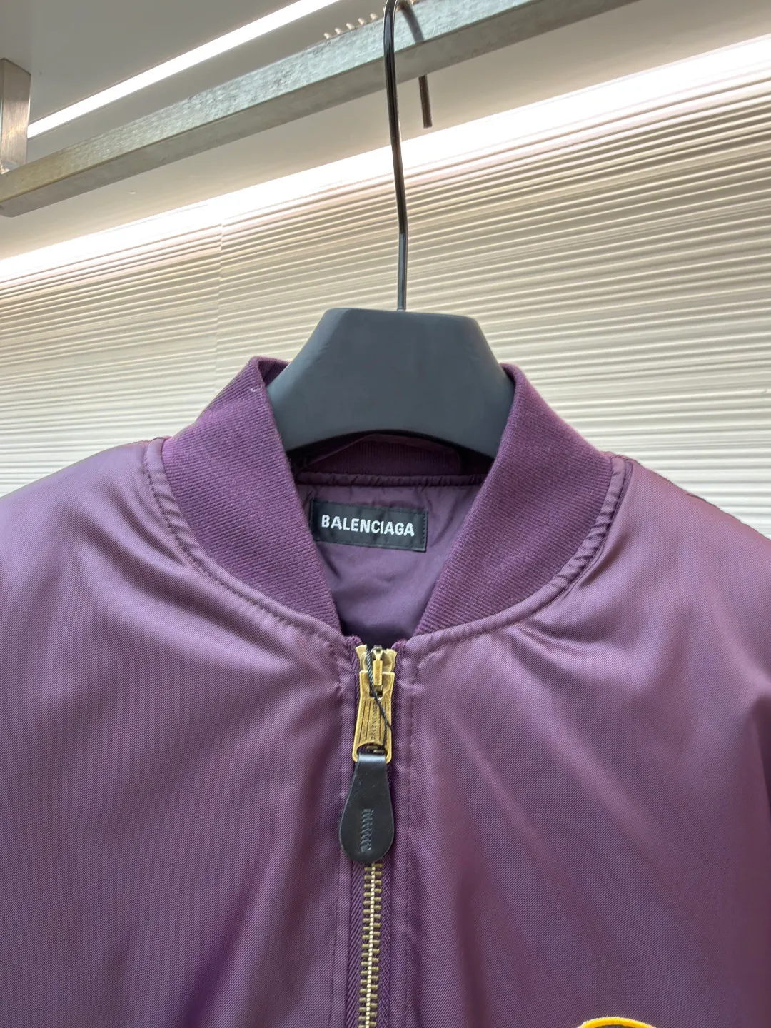 Balenciaga patch bomber jacket ●Original version: Purchased and developed for 24500 ●Item number: 1681026-C20 ●Fabric: dense-pore cold-pressed fiber nylon cloth fabric ●Technology: embroidery production ●Version: loose version ●Weight: about 1090 grams ●Size: 44-46-48-50 ●Description: Customized dense-pore cold-pressed fiber nylon cloth and velvet cloud cotton sheet inside, full texture, thick and solid Every inch contains a heavy warmth. It is based on pure black to support all the edges. The slightly dropped shoulder silhouette embraces the body shape. The gilt lion emblem patch is embellished on the chest. It continues the identity identification function of the badge. It is a silent statement worn on the body. The lining and padding design highlight the wrapping effect. It cleverly combines the warmth of cotton clothing and the aesthetics of life. In the name of design, it leads the trend and adopts imported machine embroidery technology. Use advanced computer control system and precision mechanical components. Paris lion emblem patch embroidery work with high precision, smooth and delicate lines, purely manual water disassembly process. After completing the initial combination of the lining fabric and the cotton piece, the craftsman will further adjust and disassemble it in the water. The lining fabric and the cotton piece can achieve a perfect combination, making the lining fabric and the cotton piece more closely combined. Beautiful and neat, template machine bag opening. The preset template guides the position, shape and size of the bag opening. The accuracy ensures the quality of the bag opening effect. The overall wiring is straight and delicate, the fabric is comfortable and soft, and the color is consistent without color difference. It can be matched with the same style to create a fashionable look and control various occasions. Customized accessories, complete with three standards, same style for men and women!