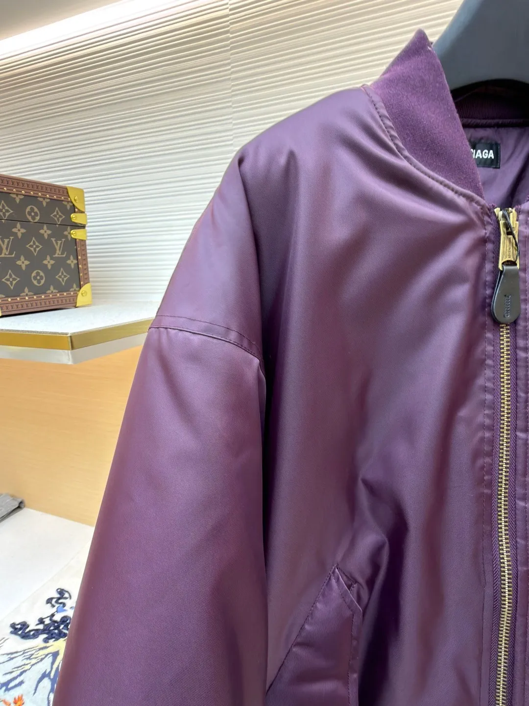Balenciaga patch bomber jacket ●Original version: Purchased and developed for 24500 ●Item number: 1681026-C20 ●Fabric: dense-pore cold-pressed fiber nylon cloth fabric ●Technology: embroidery production ●Version: loose version ●Weight: about 1090 grams ●Size: 44-46-48-50 ●Description: Customized dense-pore cold-pressed fiber nylon cloth and velvet cloud cotton sheet inside, full texture, thick and solid Every inch contains a heavy warmth. It is based on pure black to support all the edges. The slightly dropped shoulder silhouette embraces the body shape. The gilt lion emblem patch is embellished on the chest. It continues the identity identification function of the badge. It is a silent statement worn on the body. The lining and padding design highlight the wrapping effect. It cleverly combines the warmth of cotton clothing and the aesthetics of life. In the name of design, it leads the trend and adopts imported machine embroidery technology. Use advanced computer control system and precision mechanical components. Paris lion emblem patch embroidery work with high precision, smooth and delicate lines, purely manual water disassembly process. After completing the initial combination of the lining fabric and the cotton piece, the craftsman will further adjust and disassemble it in the water. The lining fabric and the cotton piece can achieve a perfect combination, making the lining fabric and the cotton piece more closely combined. Beautiful and neat, template machine bag opening. The preset template guides the position, shape and size of the bag opening. The accuracy ensures the quality of the bag opening effect. The overall wiring is straight and delicate, the fabric is comfortable and soft, and the color is consistent without color difference. It can be matched with the same style to create a fashionable look and control various occasions. Customized accessories, complete with three standards, same style for men and women!