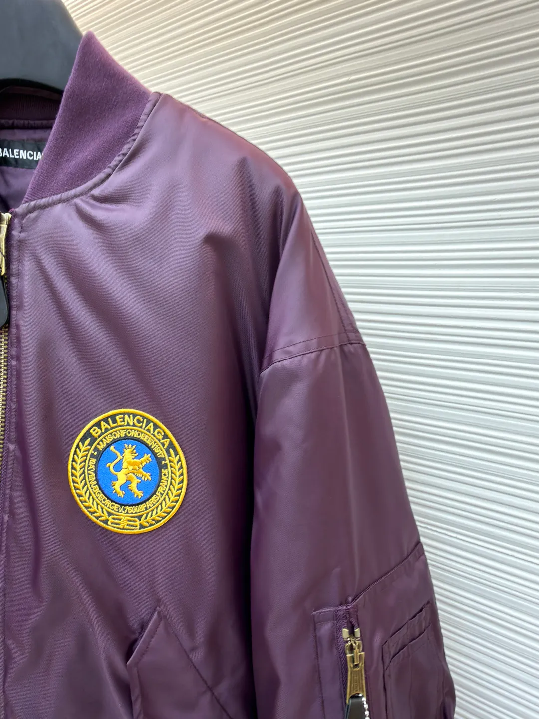 Balenciaga patch bomber jacket ●Original version: Purchased and developed for 24500 ●Item number: 1681026-C20 ●Fabric: dense-pore cold-pressed fiber nylon cloth fabric ●Technology: embroidery production ●Version: loose version ●Weight: about 1090 grams ●Size: 44-46-48-50 ●Description: Customized dense-pore cold-pressed fiber nylon cloth and velvet cloud cotton sheet inside, full texture, thick and solid Every inch contains a heavy warmth. It is based on pure black to support all the edges. The slightly dropped shoulder silhouette embraces the body shape. The gilt lion emblem patch is embellished on the chest. It continues the identity identification function of the badge. It is a silent statement worn on the body. The lining and padding design highlight the wrapping effect. It cleverly combines the warmth of cotton clothing and the aesthetics of life. In the name of design, it leads the trend and adopts imported machine embroidery technology. Use advanced computer control system and precision mechanical components. Paris lion emblem patch embroidery work with high precision, smooth and delicate lines, purely manual water disassembly process. After completing the initial combination of the lining fabric and the cotton piece, the craftsman will further adjust and disassemble it in the water. The lining fabric and the cotton piece can achieve a perfect combination, making the lining fabric and the cotton piece more closely combined. Beautiful and neat, template machine bag opening. The preset template guides the position, shape and size of the bag opening. The accuracy ensures the quality of the bag opening effect. The overall wiring is straight and delicate, the fabric is comfortable and soft, and the color is consistent without color difference. It can be matched with the same style to create a fashionable look and control various occasions. Customized accessories, complete with three standards, same style for men and women!