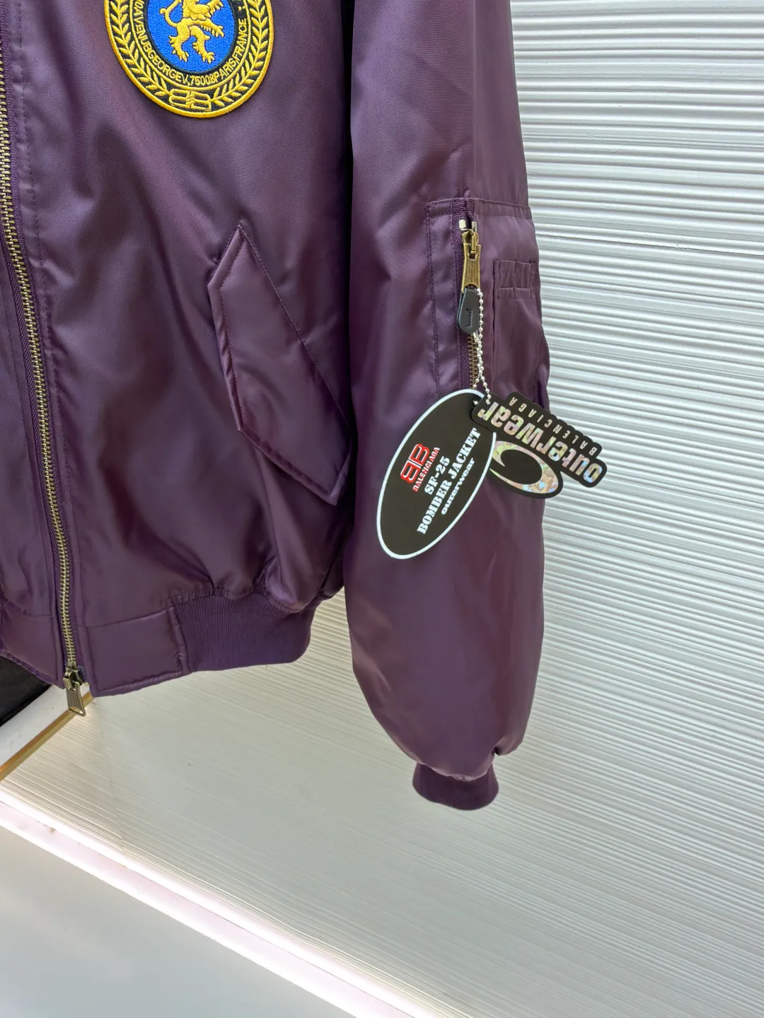 Balenciaga patch bomber jacket ●Original version: Purchased and developed for 24500 ●Item number: 1681026-C20 ●Fabric: dense-pore cold-pressed fiber nylon cloth fabric ●Technology: embroidery production ●Version: loose version ●Weight: about 1090 grams ●Size: 44-46-48-50 ●Description: Customized dense-pore cold-pressed fiber nylon cloth and velvet cloud cotton sheet inside, full texture, thick and solid Every inch contains a heavy warmth. It is based on pure black to support all the edges. The slightly dropped shoulder silhouette embraces the body shape. The gilt lion emblem patch is embellished on the chest. It continues the identity identification function of the badge. It is a silent statement worn on the body. The lining and padding design highlight the wrapping effect. It cleverly combines the warmth of cotton clothing and the aesthetics of life. In the name of design, it leads the trend and adopts imported machine embroidery technology. Use advanced computer control system and precision mechanical components. Paris lion emblem patch embroidery work with high precision, smooth and delicate lines, purely manual water disassembly process. After completing the initial combination of the lining fabric and the cotton piece, the craftsman will further adjust and disassemble it in the water. The lining fabric and the cotton piece can achieve a perfect combination, making the lining fabric and the cotton piece more closely combined. Beautiful and neat, template machine bag opening. The preset template guides the position, shape and size of the bag opening. The accuracy ensures the quality of the bag opening effect. The overall wiring is straight and delicate, the fabric is comfortable and soft, and the color is consistent without color difference. It can be matched with the same style to create a fashionable look and control various occasions. Customized accessories, complete with three standards, same style for men and women!