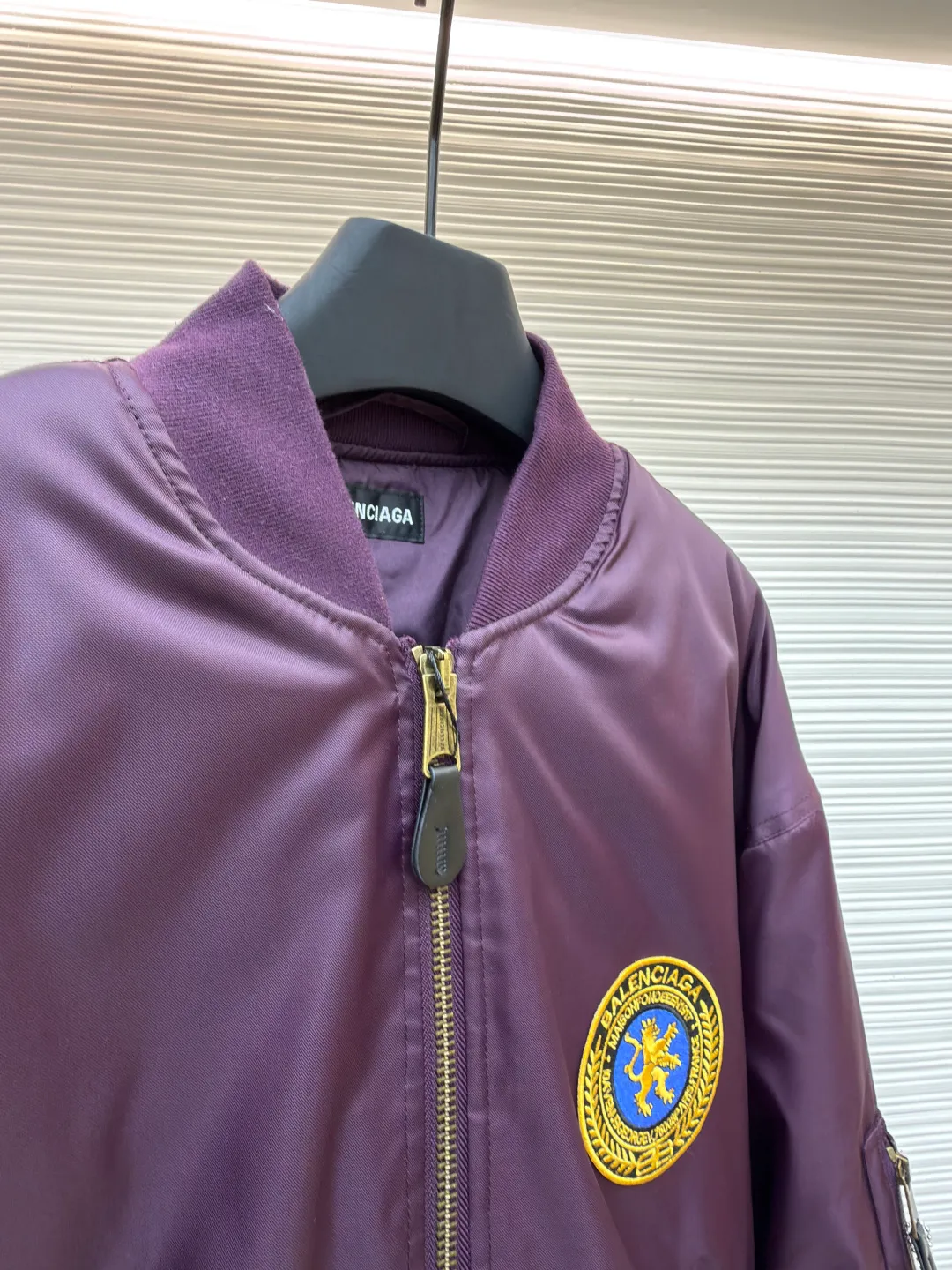 Balenciaga patch bomber jacket ●Original version: Purchased and developed for 24500 ●Item number: 1681026-C20 ●Fabric: dense-pore cold-pressed fiber nylon cloth fabric ●Technology: embroidery production ●Version: loose version ●Weight: about 1090 grams ●Size: 44-46-48-50 ●Description: Customized dense-pore cold-pressed fiber nylon cloth and velvet cloud cotton sheet inside, full texture, thick and solid Every inch contains a heavy warmth. It is based on pure black to support all the edges. The slightly dropped shoulder silhouette embraces the body shape. The gilt lion emblem patch is embellished on the chest. It continues the identity identification function of the badge. It is a silent statement worn on the body. The lining and padding design highlight the wrapping effect. It cleverly combines the warmth of cotton clothing and the aesthetics of life. In the name of design, it leads the trend and adopts imported machine embroidery technology. Use advanced computer control system and precision mechanical components. Paris lion emblem patch embroidery work with high precision, smooth and delicate lines, purely manual water disassembly process. After completing the initial combination of the lining fabric and the cotton piece, the craftsman will further adjust and disassemble it in the water. The lining fabric and the cotton piece can achieve a perfect combination, making the lining fabric and the cotton piece more closely combined. Beautiful and neat, template machine bag opening. The preset template guides the position, shape and size of the bag opening. The accuracy ensures the quality of the bag opening effect. The overall wiring is straight and delicate, the fabric is comfortable and soft, and the color is consistent without color difference. It can be matched with the same style to create a fashionable look and control various occasions. Customized accessories, complete with three standards, same style for men and women!