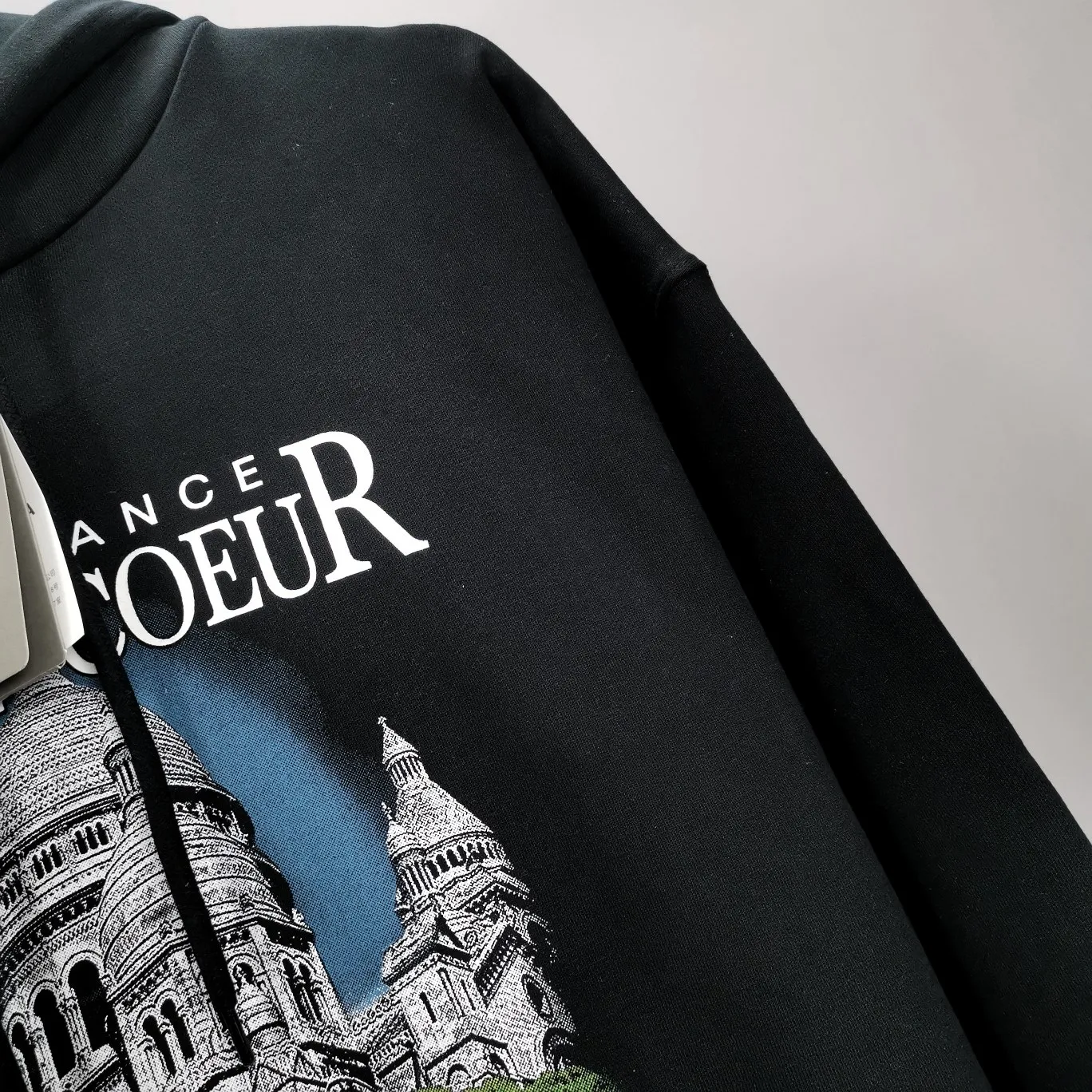 Supplementary details on the chest - the top tested version of BALENCIAGA Balenciaga Sacred Heart Cathedral Garden Notre Dame Castle loose cotton men and women couples the same autumn and winter pure cotton hoodie hooded sweatshirt top quality, each piece has been garment washed. The printing process adopts Kornit Digital 7-color direct printing, which restores the picture quality in high definition. People, trees and buildings are clearly visible and layered. Letter printing details are processed without tooth edges! The cost of front and back printing is enough to buy a box of good cigarettes. Details are as shown in the picture, all products are visually photographed without any modification! The fabric is made of 480g combed cotton terry fabric, which is heavy-weight and has a full drape. The most important thing is that while ensuring the weight, it can also effectively exert its breathable and breathable effect! Exclusive quality shipment Original fabric Self-adhesive coding Counter tag Size: XS-L Color: Black White P: 480