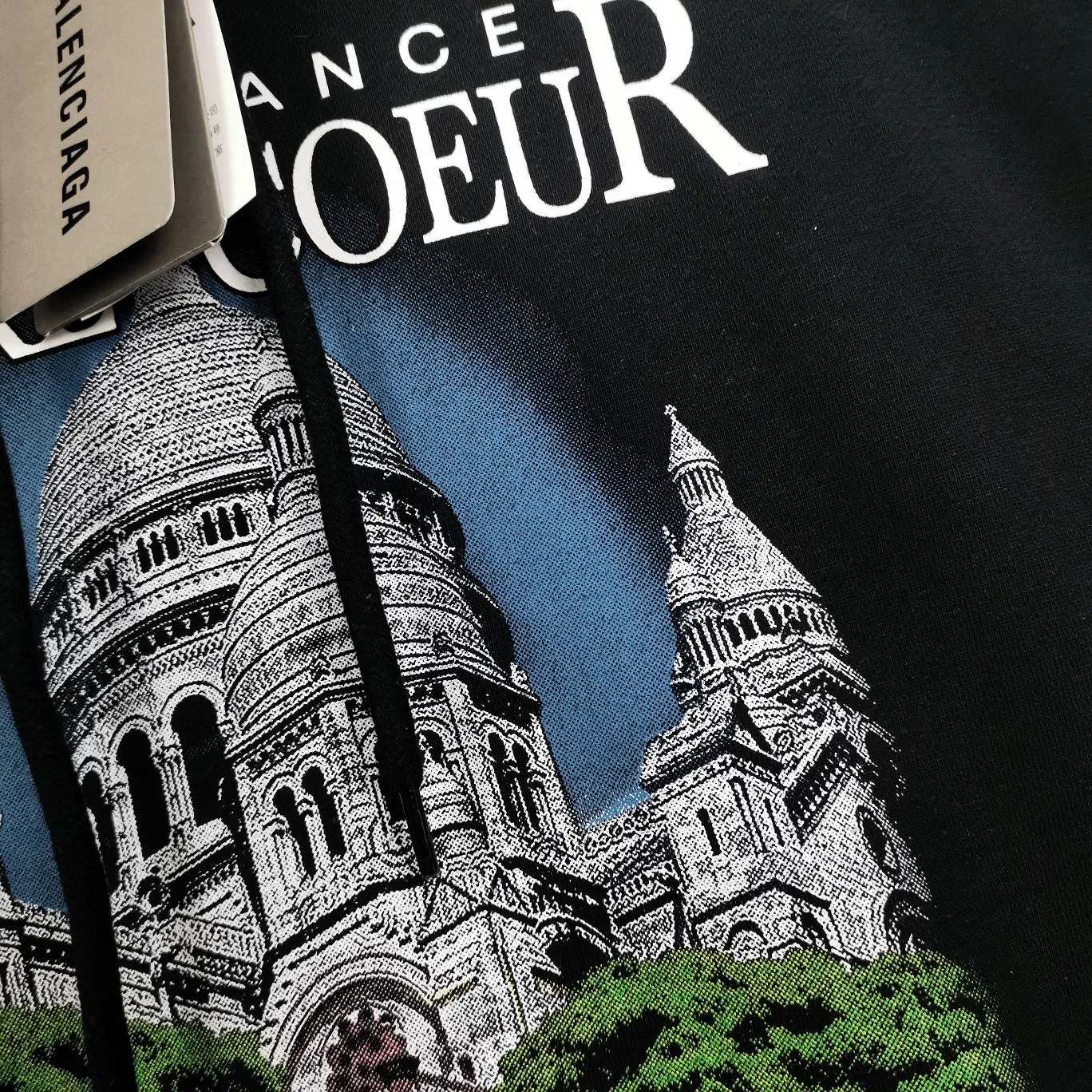 Supplementary details on the chest - the top tested version of BALENCIAGA Balenciaga Sacred Heart Cathedral Garden Notre Dame Castle loose cotton men and women couples the same autumn and winter pure cotton hoodie hooded sweatshirt top quality, each piece has been garment washed. The printing process adopts Kornit Digital 7-color direct printing, which restores the picture quality in high definition. People, trees and buildings are clearly visible and layered. Letter printing details are processed without tooth edges! The cost of front and back printing is enough to buy a box of good cigarettes. Details are as shown in the picture, all products are visually photographed without any modification! The fabric is made of 480g combed cotton terry fabric, which is heavy-weight and has a full drape. The most important thing is that while ensuring the weight, it can also effectively exert its breathable and breathable effect! Exclusive quality shipment Original fabric Self-adhesive coding Counter tag Size: XS-L Color: Black White P: 480