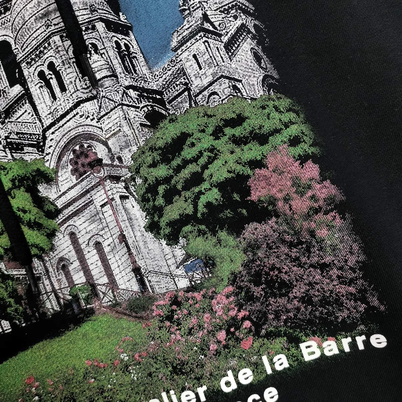 Supplementary details on the chest - the top tested version of BALENCIAGA Balenciaga Sacred Heart Cathedral Garden Notre Dame Castle loose cotton men and women couples the same autumn and winter pure cotton hoodie hooded sweatshirt top quality, each piece has been garment washed. The printing process adopts Kornit Digital 7-color direct printing, which restores the picture quality in high definition. People, trees and buildings are clearly visible and layered. Letter printing details are processed without tooth edges! The cost of front and back printing is enough to buy a box of good cigarettes. Details are as shown in the picture, all products are visually photographed without any modification! The fabric is made of 480g combed cotton terry fabric, which is heavy-weight and has a full drape. The most important thing is that while ensuring the weight, it can also effectively exert its breathable and breathable effect! Exclusive quality shipment Original fabric Self-adhesive coding Counter tag Size: XS-L Color: Black White P: 480