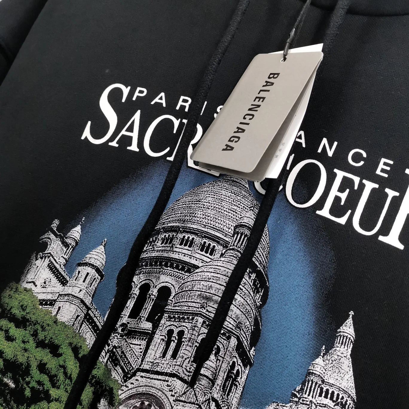 Supplementary details on the chest - the top tested version of BALENCIAGA Balenciaga Sacred Heart Cathedral Garden Notre Dame Castle loose cotton men and women couples the same autumn and winter pure cotton hoodie hooded sweatshirt top quality, each piece has been garment washed. The printing process adopts Kornit Digital 7-color direct printing, which restores the picture quality in high definition. People, trees and buildings are clearly visible and layered. Letter printing details are processed without tooth edges! The cost of front and back printing is enough to buy a box of good cigarettes. Details are as shown in the picture, all products are visually photographed without any modification! The fabric is made of 480g combed cotton terry fabric, which is heavy-weight and has a full drape. The most important thing is that while ensuring the weight, it can also effectively exert its breathable and breathable effect! Exclusive quality shipment Original fabric Self-adhesive coding Counter tag Size: XS-L Color: Black White P: 480