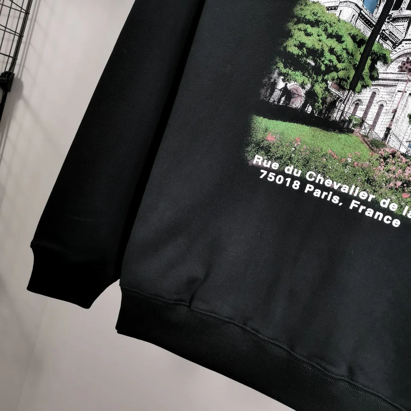 Supplementary details on the chest - the top tested version of BALENCIAGA Balenciaga Sacred Heart Cathedral Garden Notre Dame Castle loose cotton men and women couples the same autumn and winter pure cotton hoodie hooded sweatshirt top quality, each piece has been garment washed. The printing process adopts Kornit Digital 7-color direct printing, which restores the picture quality in high definition. People, trees and buildings are clearly visible and layered. Letter printing details are processed without tooth edges! The cost of front and back printing is enough to buy a box of good cigarettes. Details are as shown in the picture, all products are visually photographed without any modification! The fabric is made of 480g combed cotton terry fabric, which is heavy-weight and has a full drape. The most important thing is that while ensuring the weight, it can also effectively exert its breathable and breathable effect! Exclusive quality shipment Original fabric Self-adhesive coding Counter tag Size: XS-L Color: Black White P: 480
