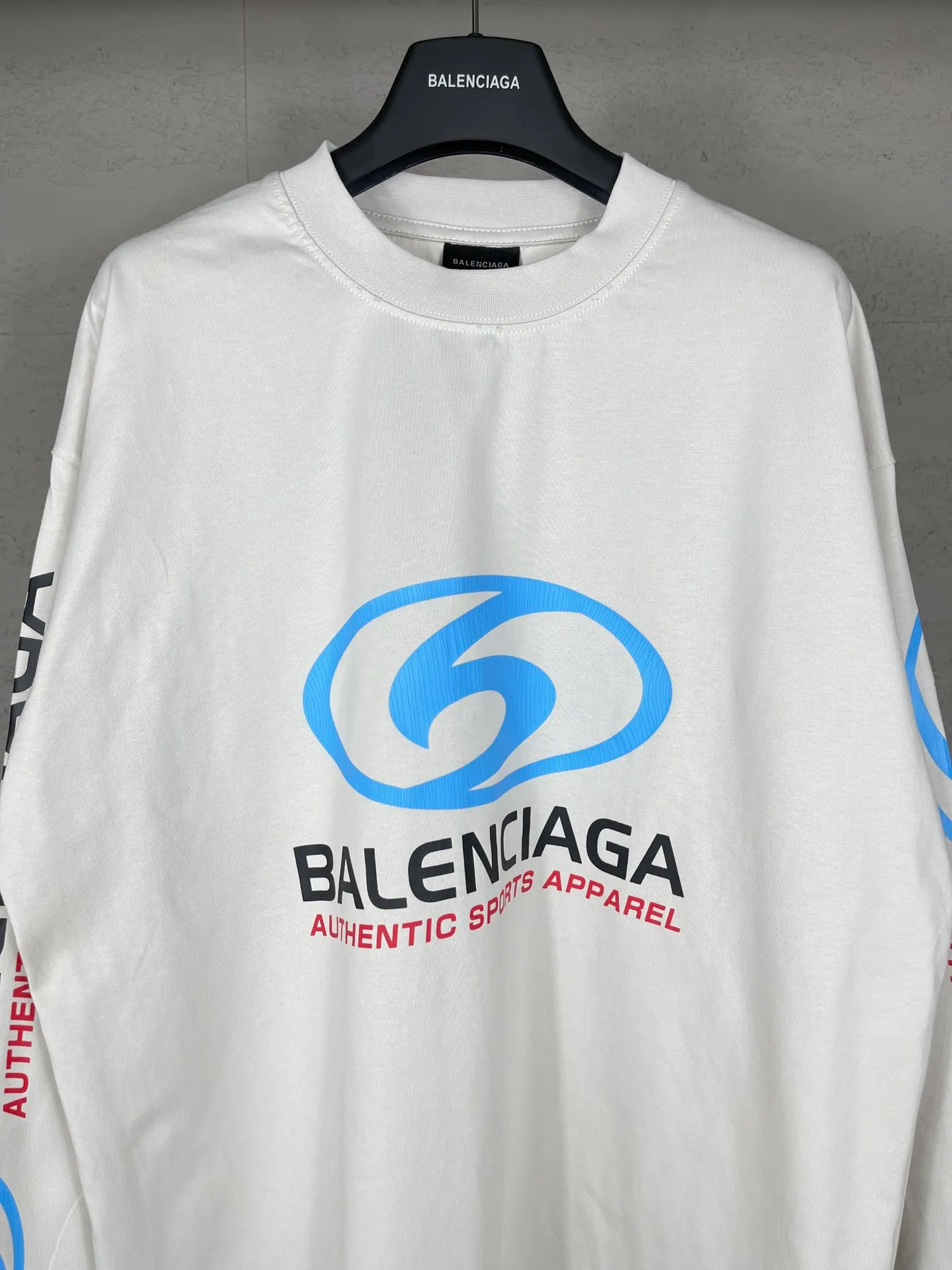 🅿️220 real photos [Top version. Official website quality] BALENCI*GA/Paris. 2024 new model. Paris surf pattern letter printing straight split long-sleeved T-shirt, brick cabinet synchronization. Genuine product developed at the first time, happy to print and compare! The fabric is made of Paris ZP custom-woven and dyed cotton double yarn. Weighing 260 grams, the cloth surface is clean. The cloth pattern is clear, soft and comfortable. The threads are dyed with no color difference. The classic LOGO is printed using environmentally friendly imported materials with clear pattern letters and a three-dimensional effect. Restored brick cabinet. Ready-made garments are washed, worn and distressed. Different market currency. Welcome to compare. The version adopts OS loose shoulder style. Same style for men and women. Code: BL225033 Color: gray blue, apricot, size: XS S M L