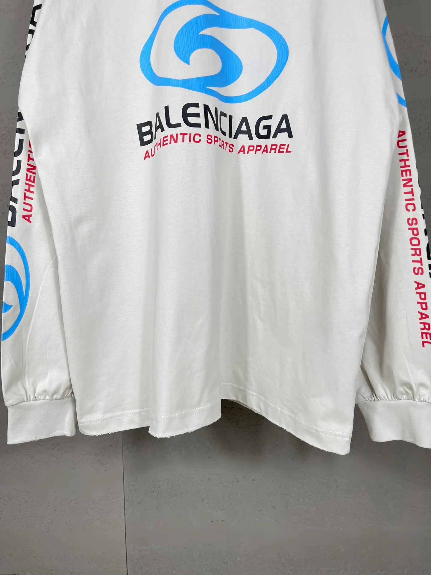 🅿️220 real photos [Top version. Official website quality] BALENCI*GA/Paris. 2024 new model. Paris surf pattern letter printing straight split long-sleeved T-shirt, brick cabinet synchronization. Genuine product developed at the first time, happy to print and compare! The fabric is made of Paris ZP custom-woven and dyed cotton double yarn. Weighing 260 grams, the cloth surface is clean. The cloth pattern is clear, soft and comfortable. The threads are dyed with no color difference. The classic LOGO is printed using environmentally friendly imported materials with clear pattern letters and a three-dimensional effect. Restored brick cabinet. Ready-made garments are washed, worn and distressed. Different market currency. Welcome to compare. The version adopts OS loose shoulder style. Same style for men and women. Code: BL225033 Color: gray blue, apricot, size: XS S M L