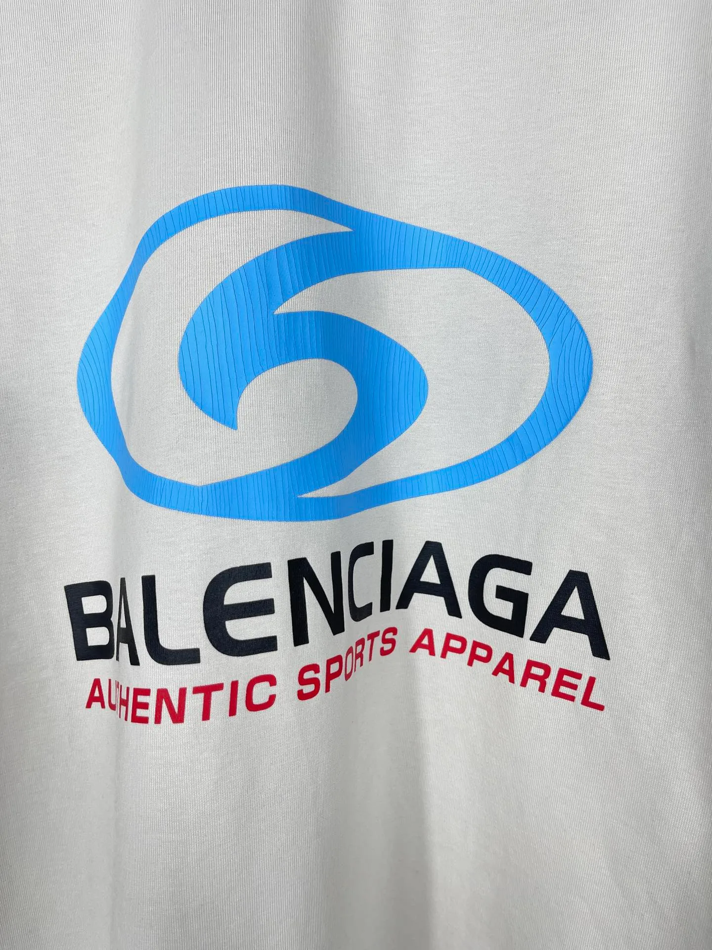 🅿️220 real photos [Top version. Official website quality] BALENCI*GA/Paris. 2024 new model. Paris surf pattern letter printing straight split long-sleeved T-shirt, brick cabinet synchronization. Genuine product developed at the first time, happy to print and compare! The fabric is made of Paris ZP custom-woven and dyed cotton double yarn. Weighing 260 grams, the cloth surface is clean. The cloth pattern is clear, soft and comfortable. The threads are dyed with no color difference. The classic LOGO is printed using environmentally friendly imported materials with clear pattern letters and a three-dimensional effect. Restored brick cabinet. Ready-made garments are washed, worn and distressed. Different market currency. Welcome to compare. The version adopts OS loose shoulder style. Same style for men and women. Code: BL225033 Color: gray blue, apricot, size: XS S M L