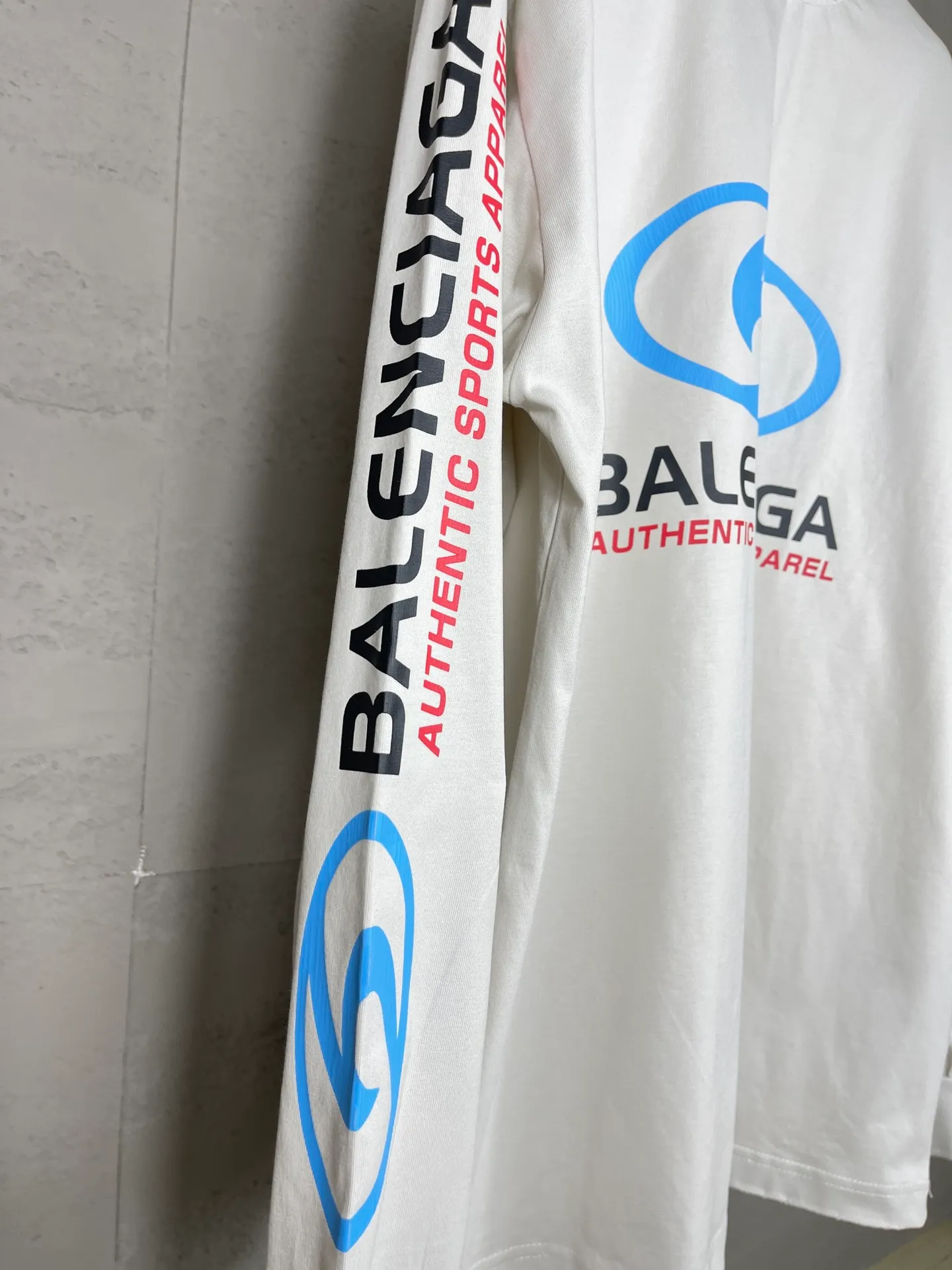 🅿️220 real photos [Top version. Official website quality] BALENCI*GA/Paris. 2024 new model. Paris surf pattern letter printing straight split long-sleeved T-shirt, brick cabinet synchronization. Genuine product developed at the first time, happy to print and compare! The fabric is made of Paris ZP custom-woven and dyed cotton double yarn. Weighing 260 grams, the cloth surface is clean. The cloth pattern is clear, soft and comfortable. The threads are dyed with no color difference. The classic LOGO is printed using environmentally friendly imported materials with clear pattern letters and a three-dimensional effect. Restored brick cabinet. Ready-made garments are washed, worn and distressed. Different market currency. Welcome to compare. The version adopts OS loose shoulder style. Same style for men and women. Code: BL225033 Color: gray blue, apricot, size: XS S M L