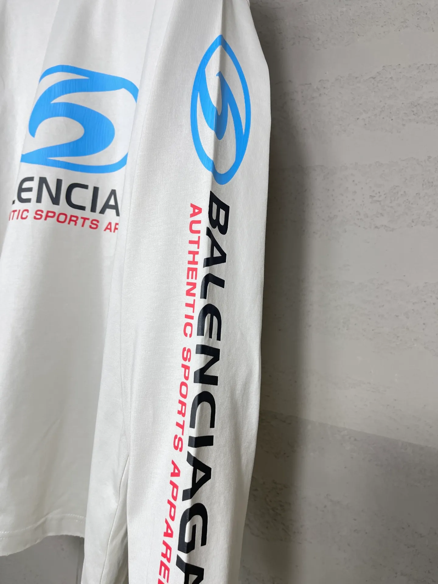 🅿️220 real photos [Top version. Official website quality] BALENCI*GA/Paris. 2024 new model. Paris surf pattern letter printing straight split long-sleeved T-shirt, brick cabinet synchronization. Genuine product developed at the first time, happy to print and compare! The fabric is made of Paris ZP custom-woven and dyed cotton double yarn. Weighing 260 grams, the cloth surface is clean. The cloth pattern is clear, soft and comfortable. The threads are dyed with no color difference. The classic LOGO is printed using environmentally friendly imported materials with clear pattern letters and a three-dimensional effect. Restored brick cabinet. Ready-made garments are washed, worn and distressed. Different market currency. Welcome to compare. The version adopts OS loose shoulder style. Same style for men and women. Code: BL225033 Color: gray blue, apricot, size: XS S M L