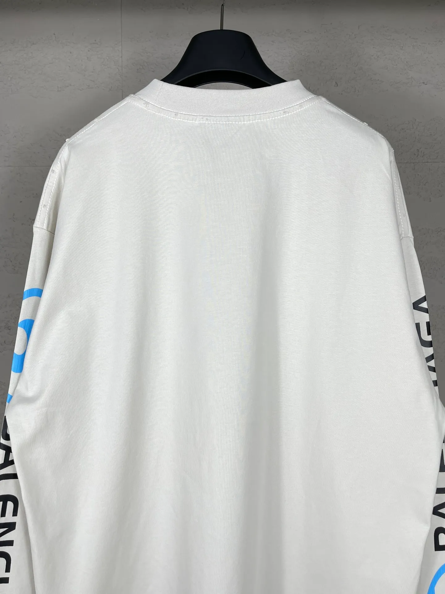 🅿️220 real photos [Top version. Official website quality] BALENCI*GA/Paris. 2024 new model. Paris surf pattern letter printing straight split long-sleeved T-shirt, brick cabinet synchronization. Genuine product developed at the first time, happy to print and compare! The fabric is made of Paris ZP custom-woven and dyed cotton double yarn. Weighing 260 grams, the cloth surface is clean. The cloth pattern is clear, soft and comfortable. The threads are dyed with no color difference. The classic LOGO is printed using environmentally friendly imported materials with clear pattern letters and a three-dimensional effect. Restored brick cabinet. Ready-made garments are washed, worn and distressed. Different market currency. Welcome to compare. The version adopts OS loose shoulder style. Same style for men and women. Code: BL225033 Color: gray blue, apricot, size: XS S M L