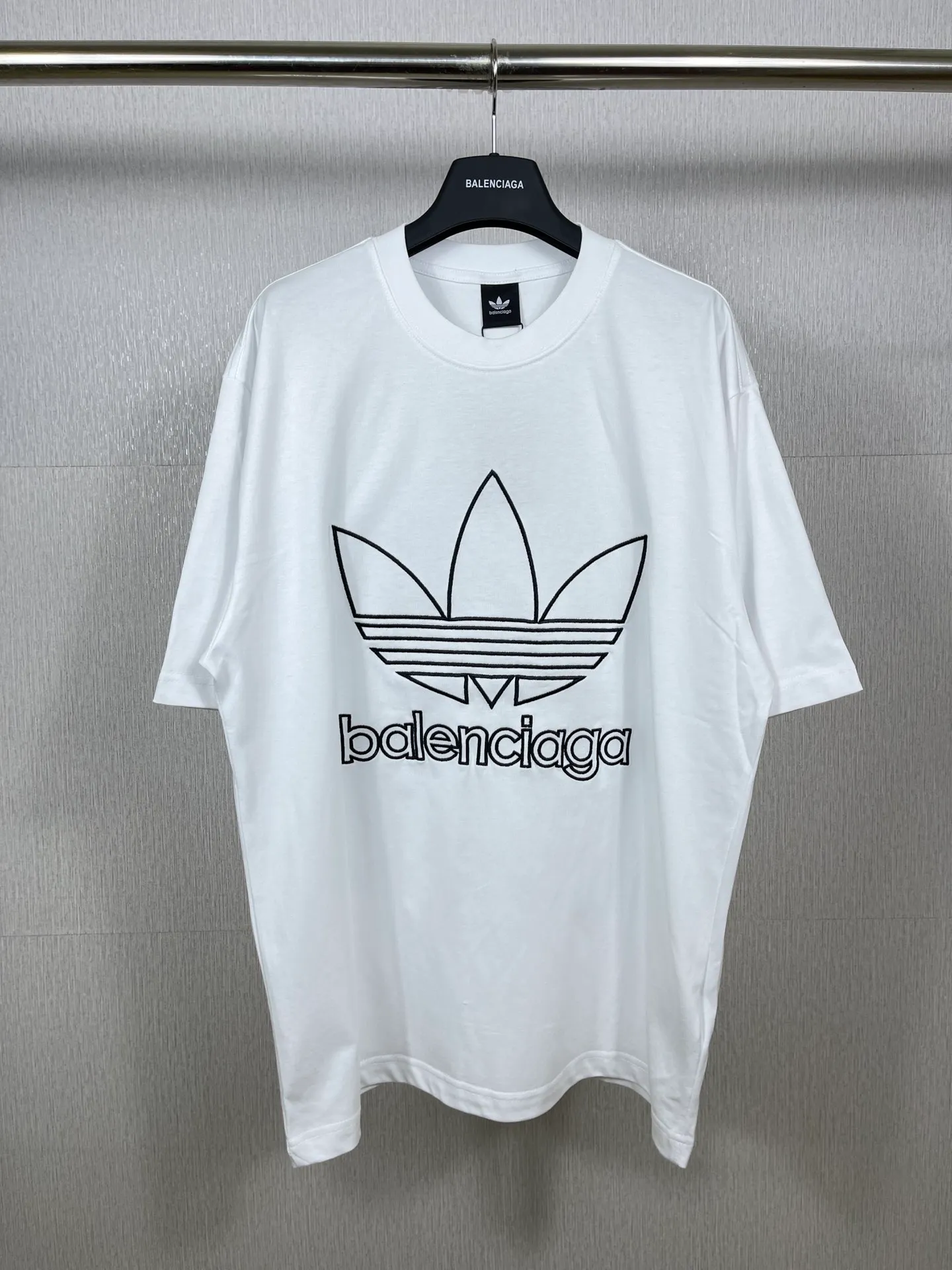 🅿️174 Real photos [Top version. Official website quality] BALENCI*GA/Paris joint Adidas front embroidered LOGO short-sleeved T-shirt# The fabric is made of Paris ZP custom-woven and dyed cotton double yarn. Weighing 260 grams, the cloth surface is clean. The cloth pattern is clear, soft and comfortable. The color fastness is good. It is not easy to change color. The threads are dyed with no color difference. The LOGO pattern letters are embroidered using imported embroidery machines, and the letters are three-dimensional and full. It is produced in Jubie market based on pictures, and comparisons are welcome. Restored brick cabinets. The version adopts OS loose shoulder version. Same style for men and women. Code: BL223059 Color: dark green, black, white Size: XS to L