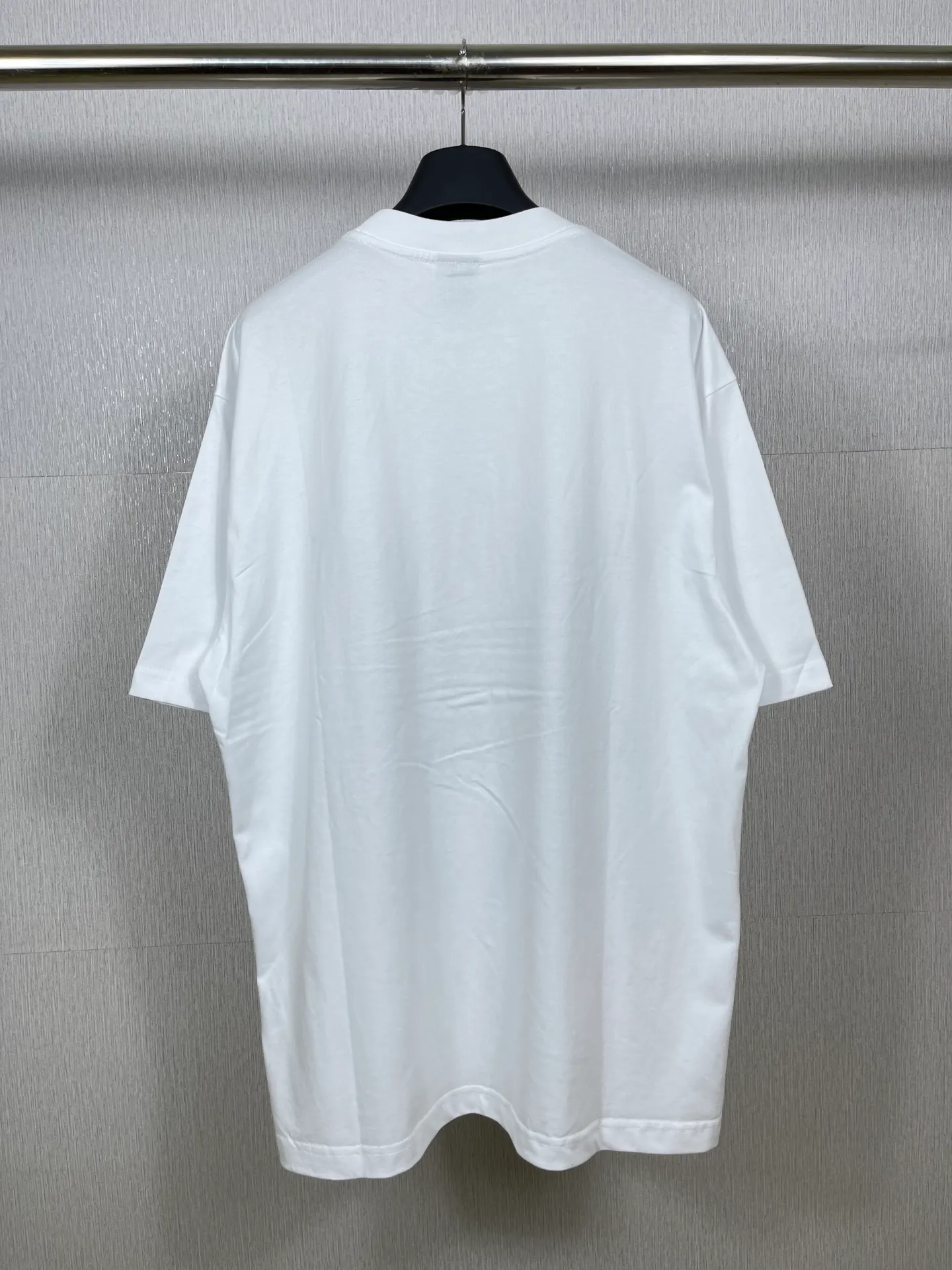 🅿️174 Real photos [Top version. Official website quality] BALENCI*GA/Paris joint Adidas front embroidered LOGO short-sleeved T-shirt# The fabric is made of Paris ZP custom-woven and dyed cotton double yarn. Weighing 260 grams, the cloth surface is clean. The cloth pattern is clear, soft and comfortable. The color fastness is good. It is not easy to change color. The threads are dyed with no color difference. The LOGO pattern letters are embroidered using imported embroidery machines, and the letters are three-dimensional and full. It is produced in Jubie market based on pictures, and comparisons are welcome. Restored brick cabinets. The version adopts OS loose shoulder version. Same style for men and women. Code: BL223059 Color: dark green, black, white Size: XS to L