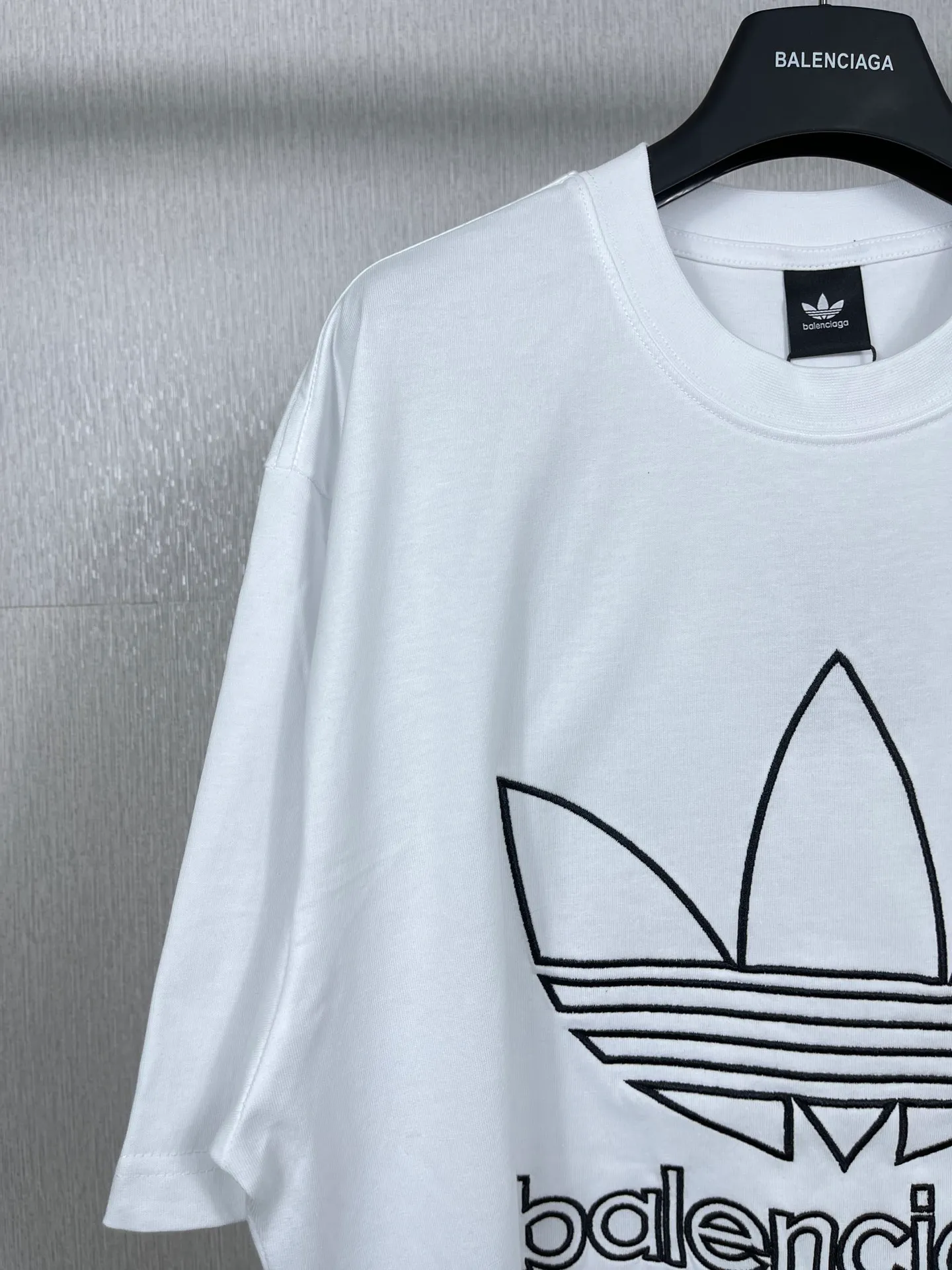 🅿️174 Real photos [Top version. Official website quality] BALENCI*GA/Paris joint Adidas front embroidered LOGO short-sleeved T-shirt# The fabric is made of Paris ZP custom-woven and dyed cotton double yarn. Weighing 260 grams, the cloth surface is clean. The cloth pattern is clear, soft and comfortable. The color fastness is good. It is not easy to change color. The threads are dyed with no color difference. The LOGO pattern letters are embroidered using imported embroidery machines, and the letters are three-dimensional and full. It is produced in Jubie market based on pictures, and comparisons are welcome. Restored brick cabinets. The version adopts OS loose shoulder version. Same style for men and women. Code: BL223059 Color: dark green, black, white Size: XS to L