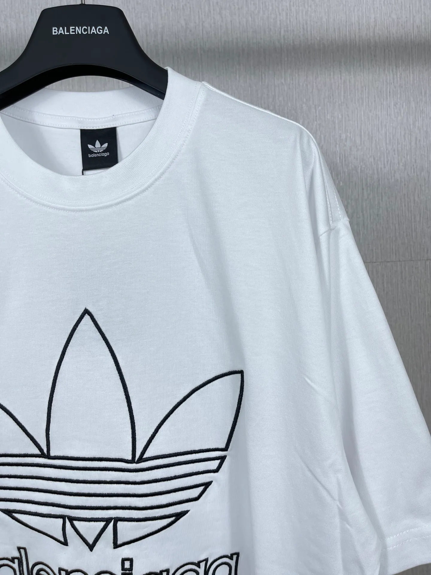 🅿️174 Real photos [Top version. Official website quality] BALENCI*GA/Paris joint Adidas front embroidered LOGO short-sleeved T-shirt# The fabric is made of Paris ZP custom-woven and dyed cotton double yarn. Weighing 260 grams, the cloth surface is clean. The cloth pattern is clear, soft and comfortable. The color fastness is good. It is not easy to change color. The threads are dyed with no color difference. The LOGO pattern letters are embroidered using imported embroidery machines, and the letters are three-dimensional and full. It is produced in Jubie market based on pictures, and comparisons are welcome. Restored brick cabinets. The version adopts OS loose shoulder version. Same style for men and women. Code: BL223059 Color: dark green, black, white Size: XS to L