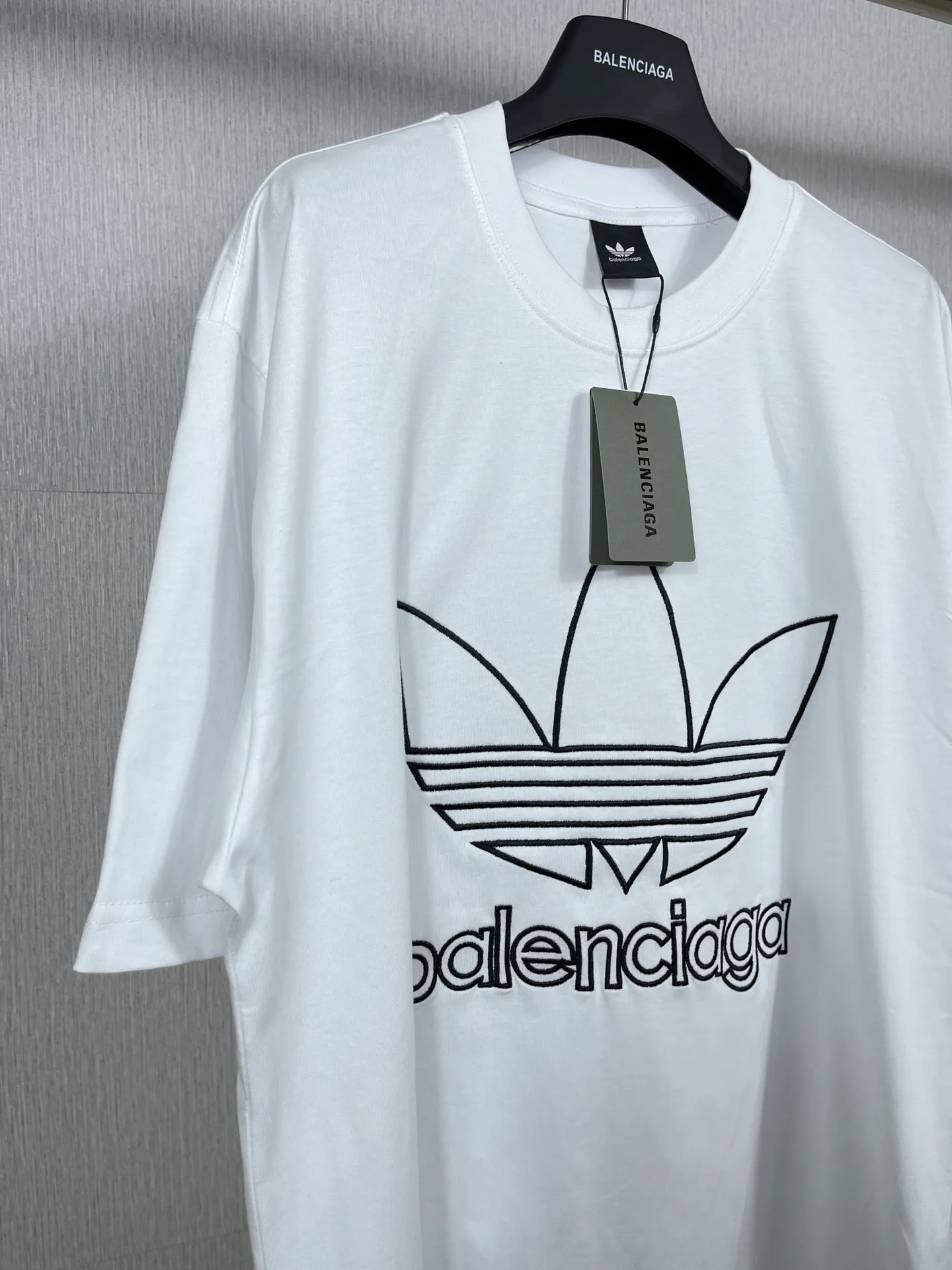 🅿️174 Real photos [Top version. Official website quality] BALENCI*GA/Paris joint Adidas front embroidered LOGO short-sleeved T-shirt# The fabric is made of Paris ZP custom-woven and dyed cotton double yarn. Weighing 260 grams, the cloth surface is clean. The cloth pattern is clear, soft and comfortable. The color fastness is good. It is not easy to change color. The threads are dyed with no color difference. The LOGO pattern letters are embroidered using imported embroidery machines, and the letters are three-dimensional and full. It is produced in Jubie market based on pictures, and comparisons are welcome. Restored brick cabinets. The version adopts OS loose shoulder version. Same style for men and women. Code: BL223059 Color: dark green, black, white Size: XS to L