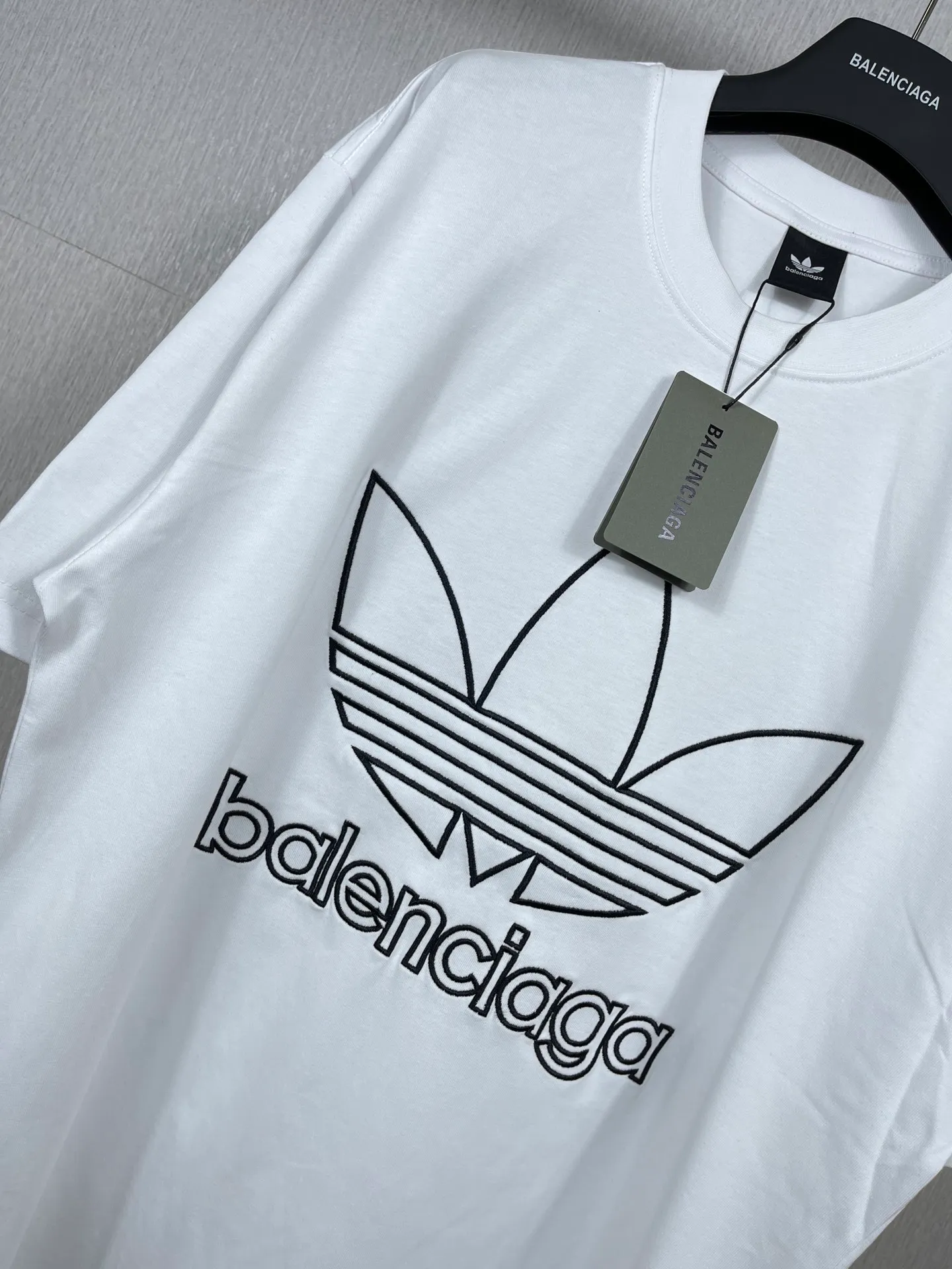 🅿️174 Real photos [Top version. Official website quality] BALENCI*GA/Paris joint Adidas front embroidered LOGO short-sleeved T-shirt# The fabric is made of Paris ZP custom-woven and dyed cotton double yarn. Weighing 260 grams, the cloth surface is clean. The cloth pattern is clear, soft and comfortable. The color fastness is good. It is not easy to change color. The threads are dyed with no color difference. The LOGO pattern letters are embroidered using imported embroidery machines, and the letters are three-dimensional and full. It is produced in Jubie market based on pictures, and comparisons are welcome. Restored brick cabinets. The version adopts OS loose shoulder version. Same style for men and women. Code: BL223059 Color: dark green, black, white Size: XS to L