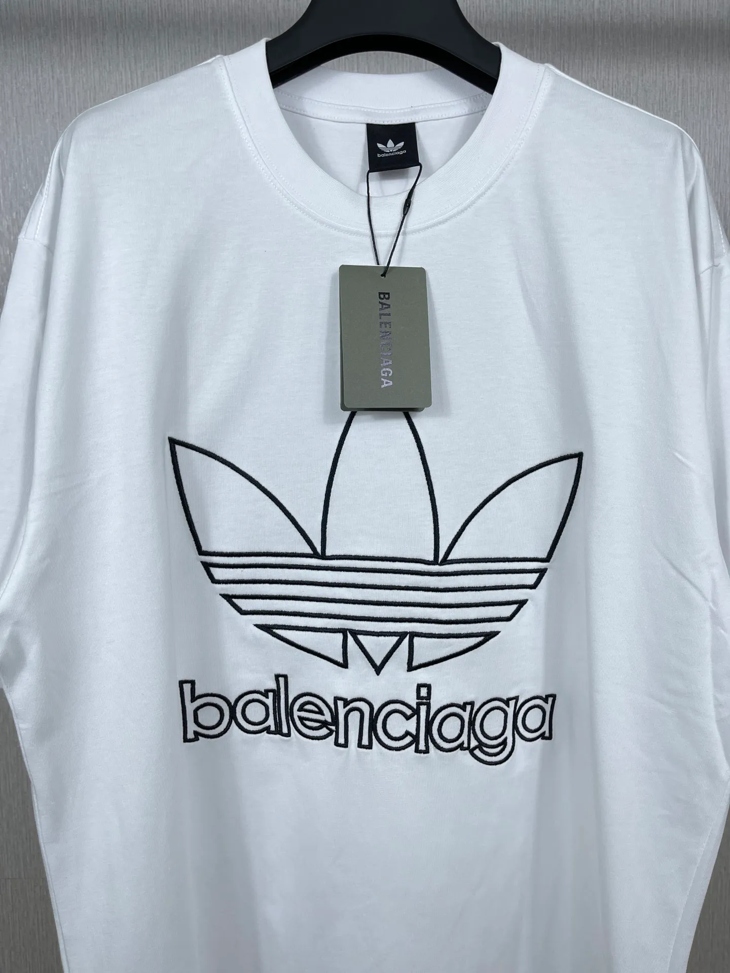 🅿️174 Real photos [Top version. Official website quality] BALENCI*GA/Paris joint Adidas front embroidered LOGO short-sleeved T-shirt# The fabric is made of Paris ZP custom-woven and dyed cotton double yarn. Weighing 260 grams, the cloth surface is clean. The cloth pattern is clear, soft and comfortable. The color fastness is good. It is not easy to change color. The threads are dyed with no color difference. The LOGO pattern letters are embroidered using imported embroidery machines, and the letters are three-dimensional and full. It is produced in Jubie market based on pictures, and comparisons are welcome. Restored brick cabinets. The version adopts OS loose shoulder version. Same style for men and women. Code: BL223059 Color: dark green, black, white Size: XS to L