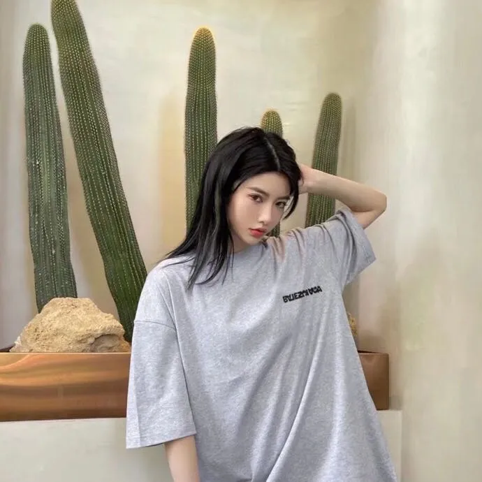 ♻️💯Reference model picture for the upper body❤️The top tested version of Balenciaga/Balenciaga inverted letter embroidery for men and women couple stars the same style pure cotton short-sleeved T-shirt. Original development, custom-woven fabrics, craft washing treatment, full of thickness, texture different from market products, highly restored to the original version, imported Tajima machine embroidery, perfectly close to the original product, very simple logo to indicate identity letter spacing, the size is the same as the original version, 22ss version to create a highly restored version of the same style for men and women The hem has a high-low bifurcated design, with a clear sense of layering and BF design style! Butt-covering artifact! Girls can have their lower body disappear in an instant! Size: XS-L Color: Heather Gray P:260