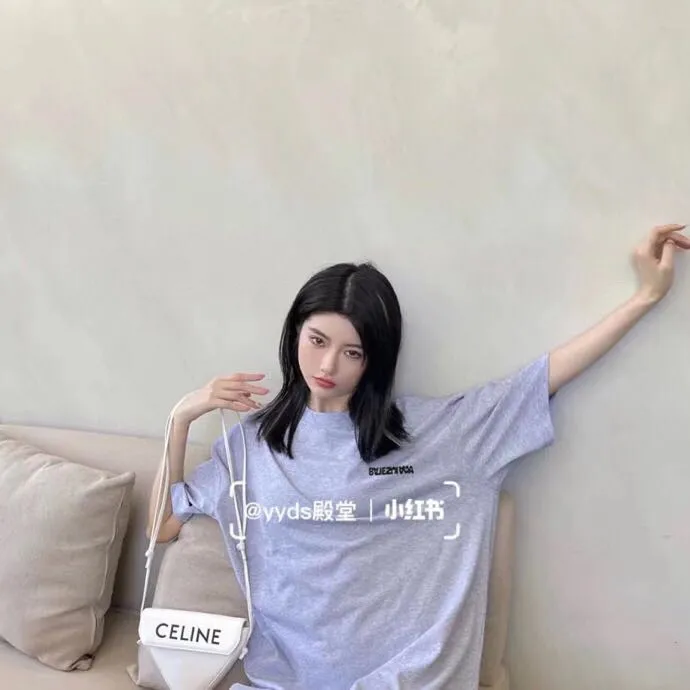 ♻️💯Reference model picture for the upper body❤️The top tested version of Balenciaga/Balenciaga inverted letter embroidery for men and women couple stars the same style pure cotton short-sleeved T-shirt. Original development, custom-woven fabrics, craft washing treatment, full of thickness, texture different from market products, highly restored to the original version, imported Tajima machine embroidery, perfectly close to the original product, very simple logo to indicate identity letter spacing, the size is the same as the original version, 22ss version to create a highly restored version of the same style for men and women The hem has a high-low bifurcated design, with a clear sense of layering and BF design style! Butt-covering artifact! Girls can have their lower body disappear in an instant! Size: XS-L Color: Heather Gray P:260
