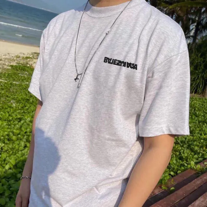 ♻️💯Reference model picture for the upper body❤️The top tested version of Balenciaga/Balenciaga inverted letter embroidery for men and women couple stars the same style pure cotton short-sleeved T-shirt. Original development, custom-woven fabrics, craft washing treatment, full of thickness, texture different from market products, highly restored to the original version, imported Tajima machine embroidery, perfectly close to the original product, very simple logo to indicate identity letter spacing, the size is the same as the original version, 22ss version to create a highly restored version of the same style for men and women The hem has a high-low bifurcated design, with a clear sense of layering and BF design style! Butt-covering artifact! Girls can have their lower body disappear in an instant! Size: XS-L Color: Heather Gray P:260