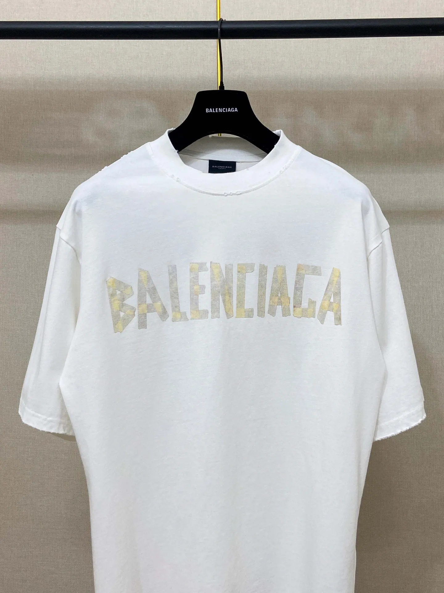 🅿️180 9110# Actual photo top version [[BALENCIA*GA] official website quality Paris new yellow tape bandage digital direct spray short-sleeved T-shirt OS version loose dropped shoulders Unisex style Fabric: 260g 100% pure cotton double yarn Process: front and rear digital direct spray garment wash worn distressed fixed color Color: gray blue white washed blue burgundy green Black silver rose red khaki Size: XS S M L