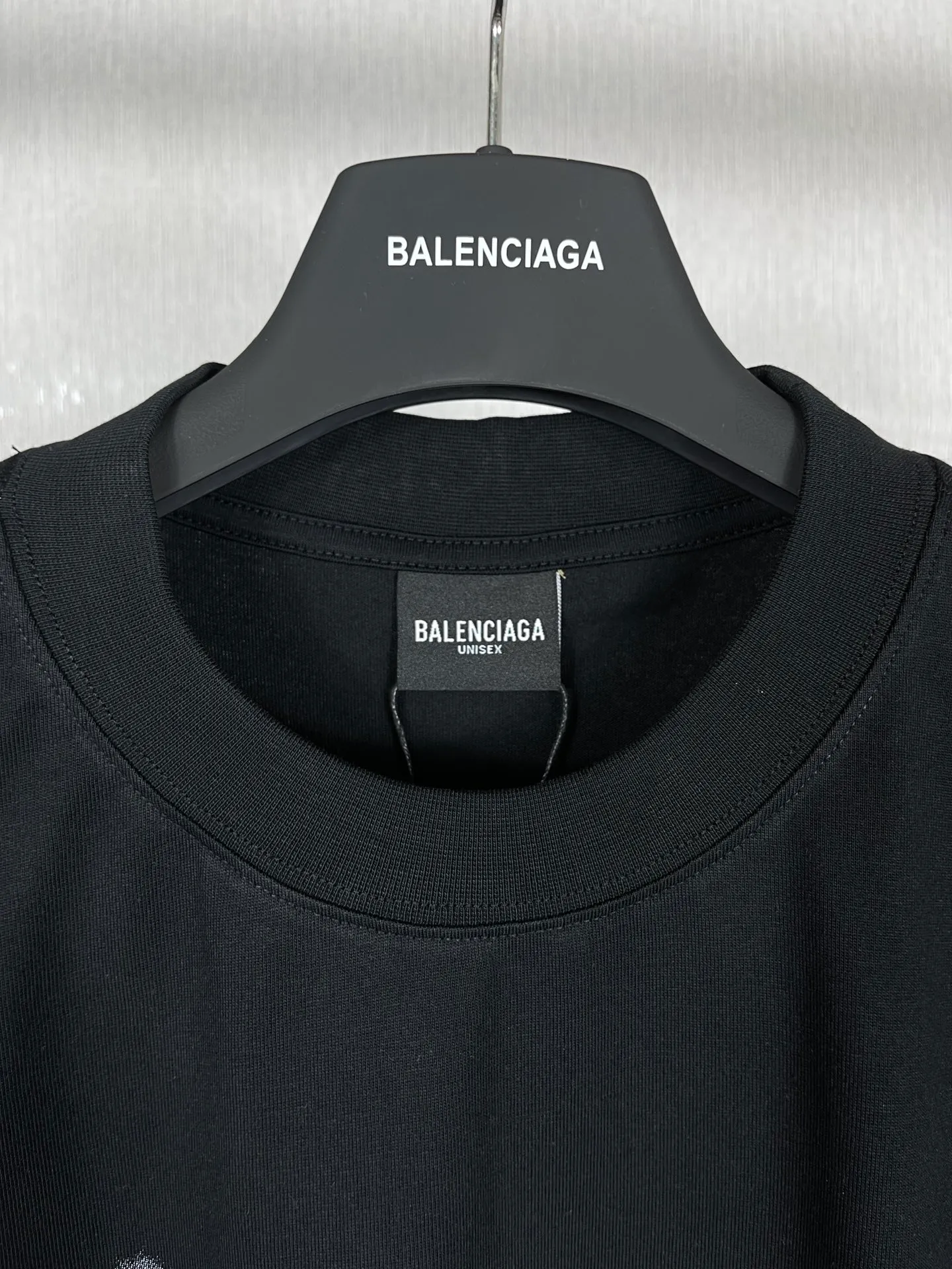 🅿️180 real photos [Top version. Official website quality] BALENCI*GA/Paris BALENCI*GA#520. Limited to the latest model, 520 love. Short-sleeved T-shirt with embroidered LOGO on the neck. Brick cabinet synchronization. The fabric is made of Paris ZP custom-woven and dyed 100% cotton double yarn compact cotton. The weight is 260 grams. The cloth surface is clean. The cloth pattern is clear. Soft and comfortable. Good color fastness. Not easy to change color. The threads are woven and dyed with no color difference. The printing uses computer direct printing, and the rib embroidery on the back collar has a three-dimensional effect. The version adopts the OS loose shoulder style. Same style for men and women. Code: BL223105 Color: black, off-white, pink Size: XS to L