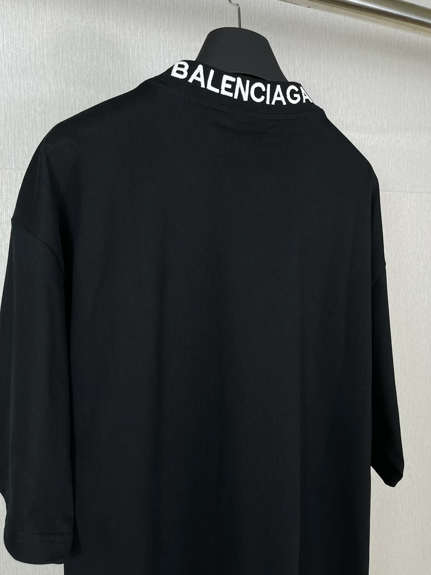 🅿️180 real photos [Top version. Official website quality] BALENCI*GA/Paris BALENCI*GA#520. Limited to the latest model, 520 love. Short-sleeved T-shirt with embroidered LOGO on the neck. Brick cabinet synchronization. The fabric is made of Paris ZP custom-woven and dyed 100% cotton double yarn compact cotton. The weight is 260 grams. The cloth surface is clean. The cloth pattern is clear. Soft and comfortable. Good color fastness. Not easy to change color. The threads are woven and dyed with no color difference. The printing uses computer direct printing, and the rib embroidery on the back collar has a three-dimensional effect. The version adopts the OS loose shoulder style. Same style for men and women. Code: BL223105 Color: black, off-white, pink Size: XS to L