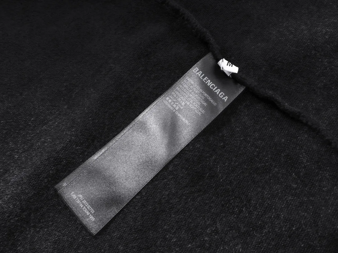 🅿️320 real photos [Top version. Official website quality] BALENCI*GA/Paris. 53rd season Balenciaga New. Vintage high-end limited edition joint hooded sweatshirt. The pattern on the front is damaged by the direct-injection printing. The ready-made garments are washed and worn. SS24 new model. Brick cabinet synchronization. Genuine product developed at the first time, please print and compare! The fabric is made of Paris ZP custom-woven and dyed cotton sweatshirt. Weighing 460 grams, the cloth surface is clean. The cloth pattern is clear, soft and comfortable. The threads are dyed with no color difference. The printing uses environmentally friendly imported materials and self-inking direct injection. The pattern letters are clear and the effect is three-dimensional. The entire garment is washed, distressed and worn. The version adopts OS loose shoulder design. Same style for men and women. Code: BL238935 Color: washed black Size: XS S M L