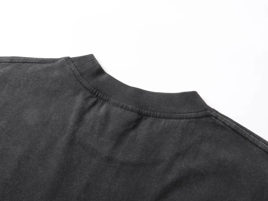 🅿️194 Actual pictures [Top version. Official website quality] BALENCI*GA/Paris.SS25 latest model Georgian Tbilisi white ink direct-jet printing washed and worn short-sleeved T-shirt. Ready-made clothes washed and worn. Brick cabinets are synchronized. Genuine products are developed at the first time. The fabric is made of Paris ZP custom-woven and dyed cotton double yarn. Weighing 260 grams, the cloth surface is clean. The cloth pattern is clear, soft and comfortable. The threads are dyed with no color difference. The printing adopts computer direct printing, and the effect is three-dimensional. The version adopts OS loose shoulder design. Same style for men and women. Code: BL223618 Color: washed black Size: XS S M L