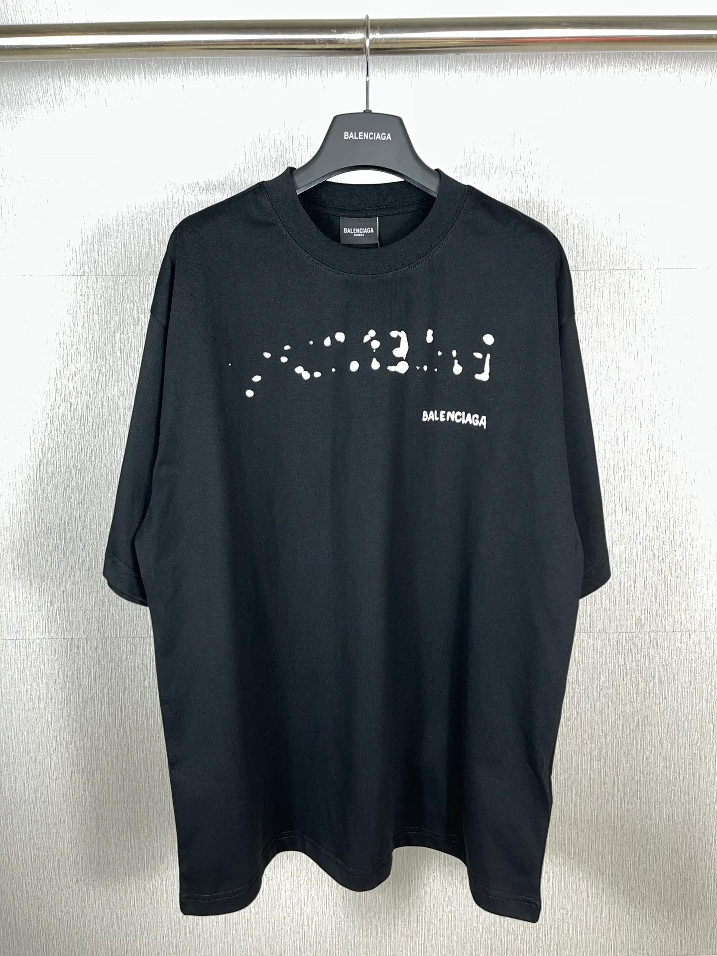 🅿️166 real photos [Top version. Official website quality] BALENCI*GA/Paris BALENCI*GA#2023 spring and summer new style, blurred letter shadow printed short-sleeved T-shirt. Brick cabinet synchronization. The fabric is made of Paris ZP custom-woven and dyed 100% cotton double yarn compact cotton. The weight is 260 grams, the cloth surface is clean. The cloth pattern is clear. Soft and comfortable. Good color fastness. Not easy to change color. The threads are woven and dyed with no color difference. The printing uses imported environmentally friendly rubber paddles, cutting piece positioning, precision stencils, fine LOGO letters, clear letters, no burrs. The effect is three-dimensional, which is different from ordinary printing in the market. Restore brick cabinets. The version adopts OS loose shoulder design. Same style for men and women. Code: BL223201 Color: black, pink, white. Size: XS to L