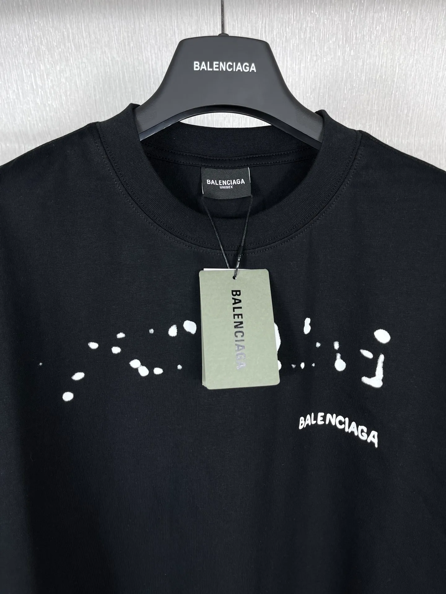 🅿️166 real photos [Top version. Official website quality] BALENCI*GA/Paris BALENCI*GA#2023 spring and summer new style, blurred letter shadow printed short-sleeved T-shirt. Brick cabinet synchronization. The fabric is made of Paris ZP custom-woven and dyed 100% cotton double yarn compact cotton. The weight is 260 grams, the cloth surface is clean. The cloth pattern is clear. Soft and comfortable. Good color fastness. Not easy to change color. The threads are woven and dyed with no color difference. The printing uses imported environmentally friendly rubber paddles, cutting piece positioning, precision stencils, fine LOGO letters, clear letters, no burrs. The effect is three-dimensional, which is different from ordinary printing in the market. Restore brick cabinets. The version adopts OS loose shoulder design. Same style for men and women. Code: BL223201 Color: black, pink, white. Size: XS to L