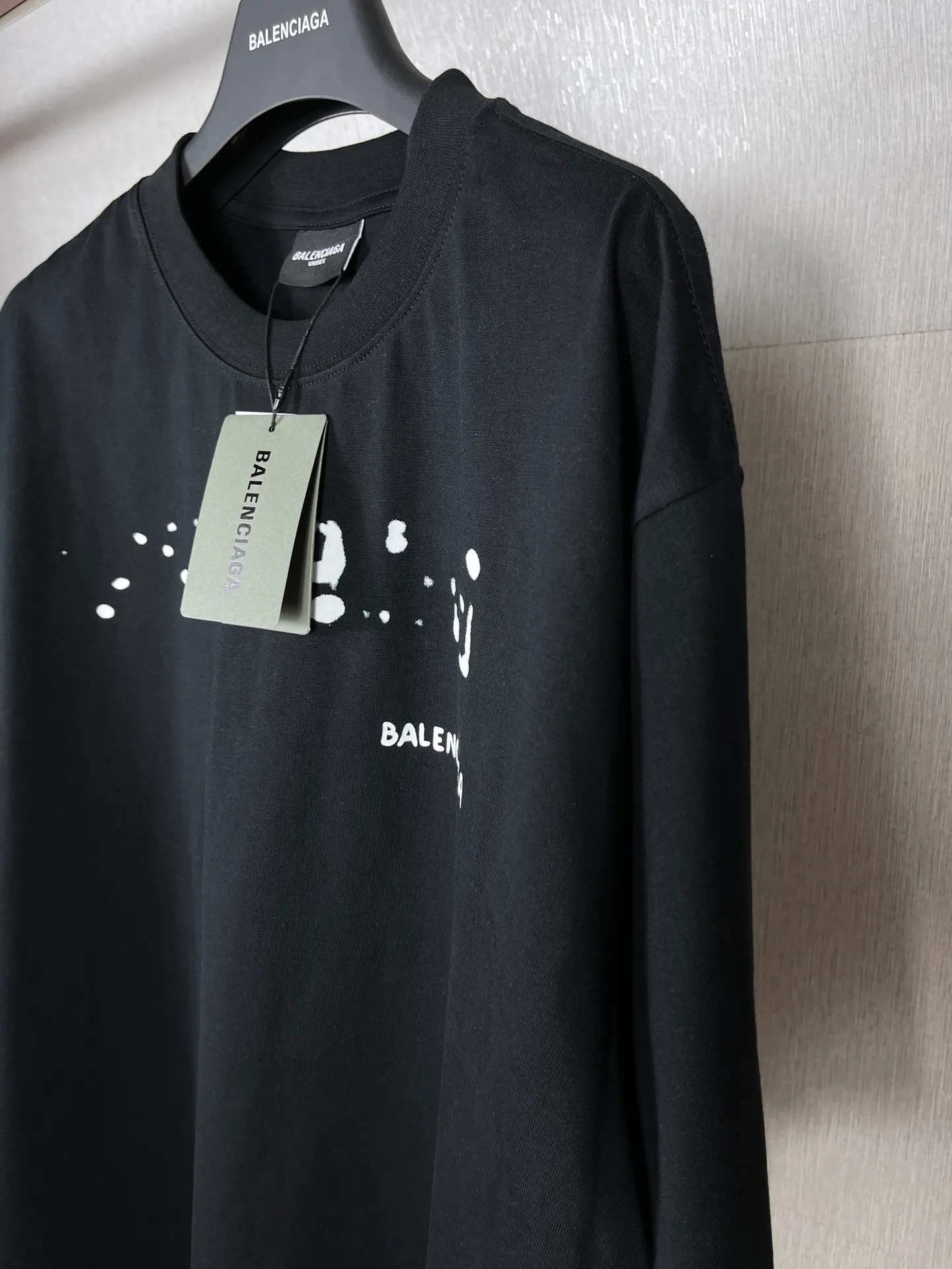 🅿️166 real photos [Top version. Official website quality] BALENCI*GA/Paris BALENCI*GA#2023 spring and summer new style, blurred letter shadow printed short-sleeved T-shirt. Brick cabinet synchronization. The fabric is made of Paris ZP custom-woven and dyed 100% cotton double yarn compact cotton. The weight is 260 grams, the cloth surface is clean. The cloth pattern is clear. Soft and comfortable. Good color fastness. Not easy to change color. The threads are woven and dyed with no color difference. The printing uses imported environmentally friendly rubber paddles, cutting piece positioning, precision stencils, fine LOGO letters, clear letters, no burrs. The effect is three-dimensional, which is different from ordinary printing in the market. Restore brick cabinets. The version adopts OS loose shoulder design. Same style for men and women. Code: BL223201 Color: black, pink, white. Size: XS to L