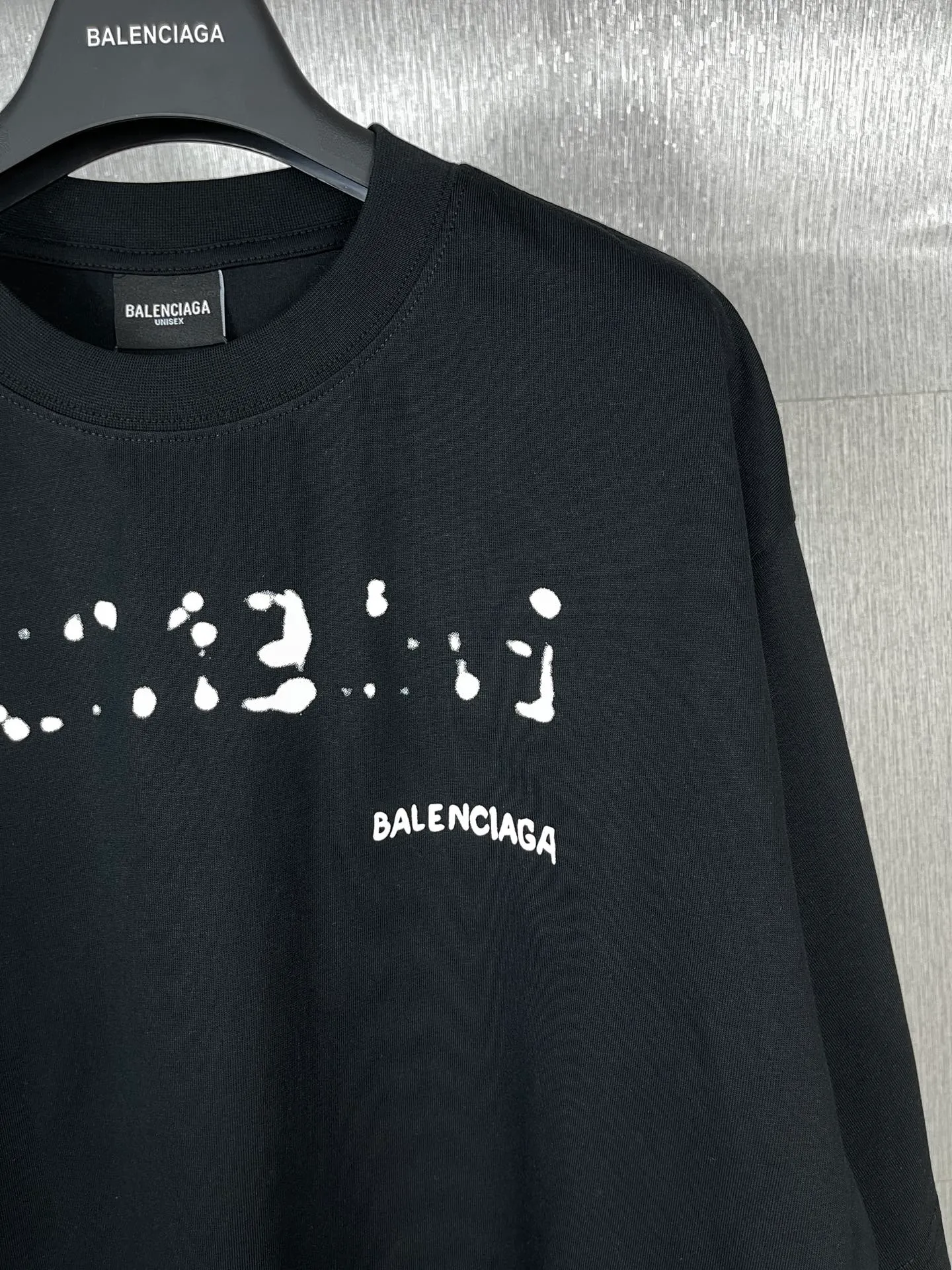 🅿️166 real photos [Top version. Official website quality] BALENCI*GA/Paris BALENCI*GA#2023 spring and summer new style, blurred letter shadow printed short-sleeved T-shirt. Brick cabinet synchronization. The fabric is made of Paris ZP custom-woven and dyed 100% cotton double yarn compact cotton. The weight is 260 grams, the cloth surface is clean. The cloth pattern is clear. Soft and comfortable. Good color fastness. Not easy to change color. The threads are woven and dyed with no color difference. The printing uses imported environmentally friendly rubber paddles, cutting piece positioning, precision stencils, fine LOGO letters, clear letters, no burrs. The effect is three-dimensional, which is different from ordinary printing in the market. Restore brick cabinets. The version adopts OS loose shoulder design. Same style for men and women. Code: BL223201 Color: black, pink, white. Size: XS to L