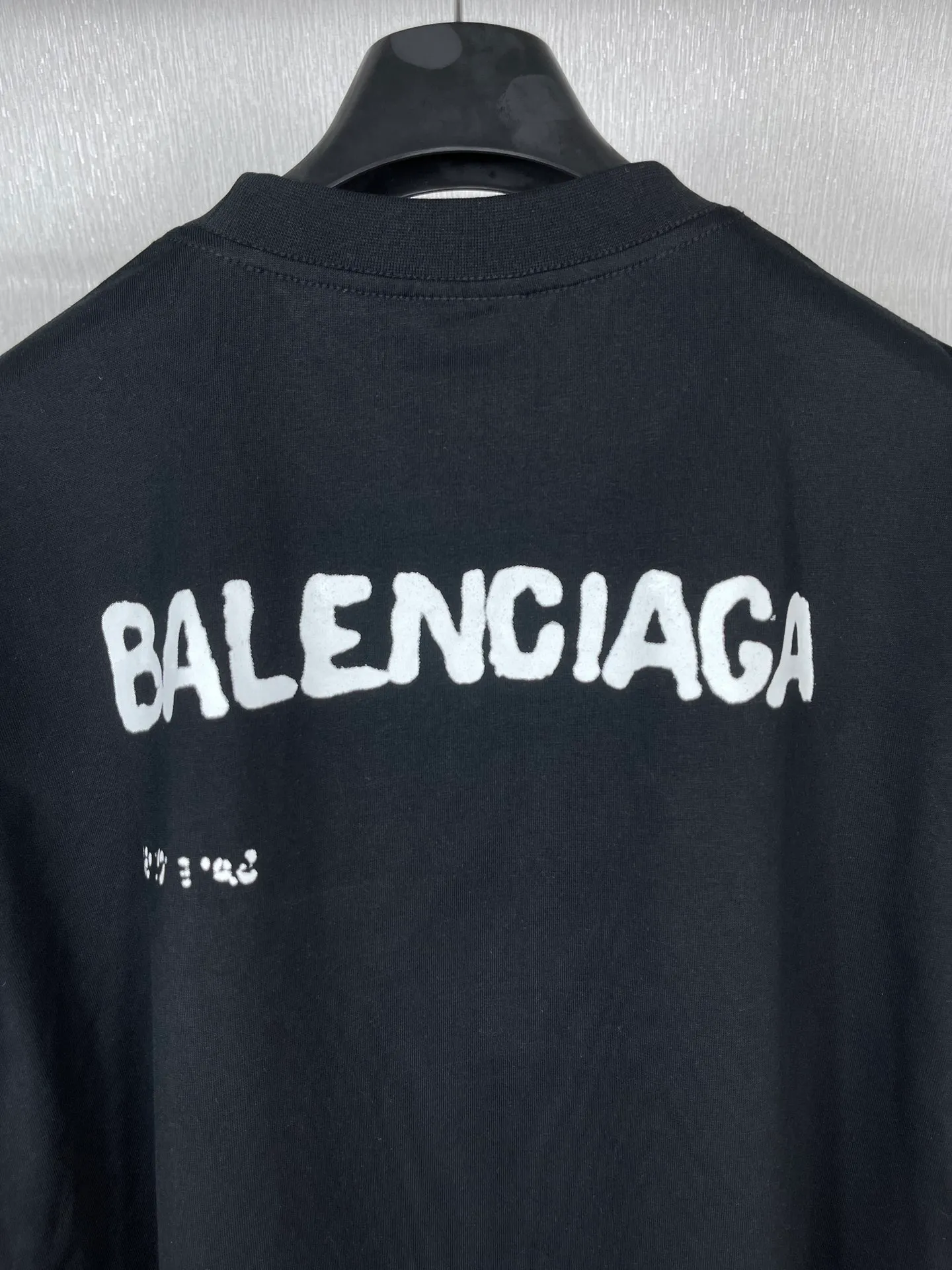 🅿️166 real photos [Top version. Official website quality] BALENCI*GA/Paris BALENCI*GA#2023 spring and summer new style, blurred letter shadow printed short-sleeved T-shirt. Brick cabinet synchronization. The fabric is made of Paris ZP custom-woven and dyed 100% cotton double yarn compact cotton. The weight is 260 grams, the cloth surface is clean. The cloth pattern is clear. Soft and comfortable. Good color fastness. Not easy to change color. The threads are woven and dyed with no color difference. The printing uses imported environmentally friendly rubber paddles, cutting piece positioning, precision stencils, fine LOGO letters, clear letters, no burrs. The effect is three-dimensional, which is different from ordinary printing in the market. Restore brick cabinets. The version adopts OS loose shoulder design. Same style for men and women. Code: BL223201 Color: black, pink, white. Size: XS to L