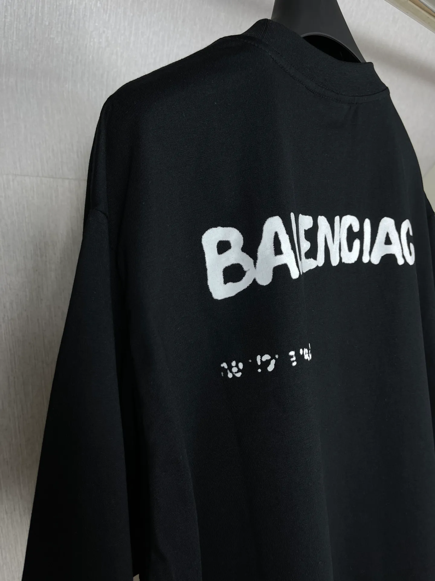 🅿️166 real photos [Top version. Official website quality] BALENCI*GA/Paris BALENCI*GA#2023 spring and summer new style, blurred letter shadow printed short-sleeved T-shirt. Brick cabinet synchronization. The fabric is made of Paris ZP custom-woven and dyed 100% cotton double yarn compact cotton. The weight is 260 grams, the cloth surface is clean. The cloth pattern is clear. Soft and comfortable. Good color fastness. Not easy to change color. The threads are woven and dyed with no color difference. The printing uses imported environmentally friendly rubber paddles, cutting piece positioning, precision stencils, fine LOGO letters, clear letters, no burrs. The effect is three-dimensional, which is different from ordinary printing in the market. Restore brick cabinets. The version adopts OS loose shoulder design. Same style for men and women. Code: BL223201 Color: black, pink, white. Size: XS to L