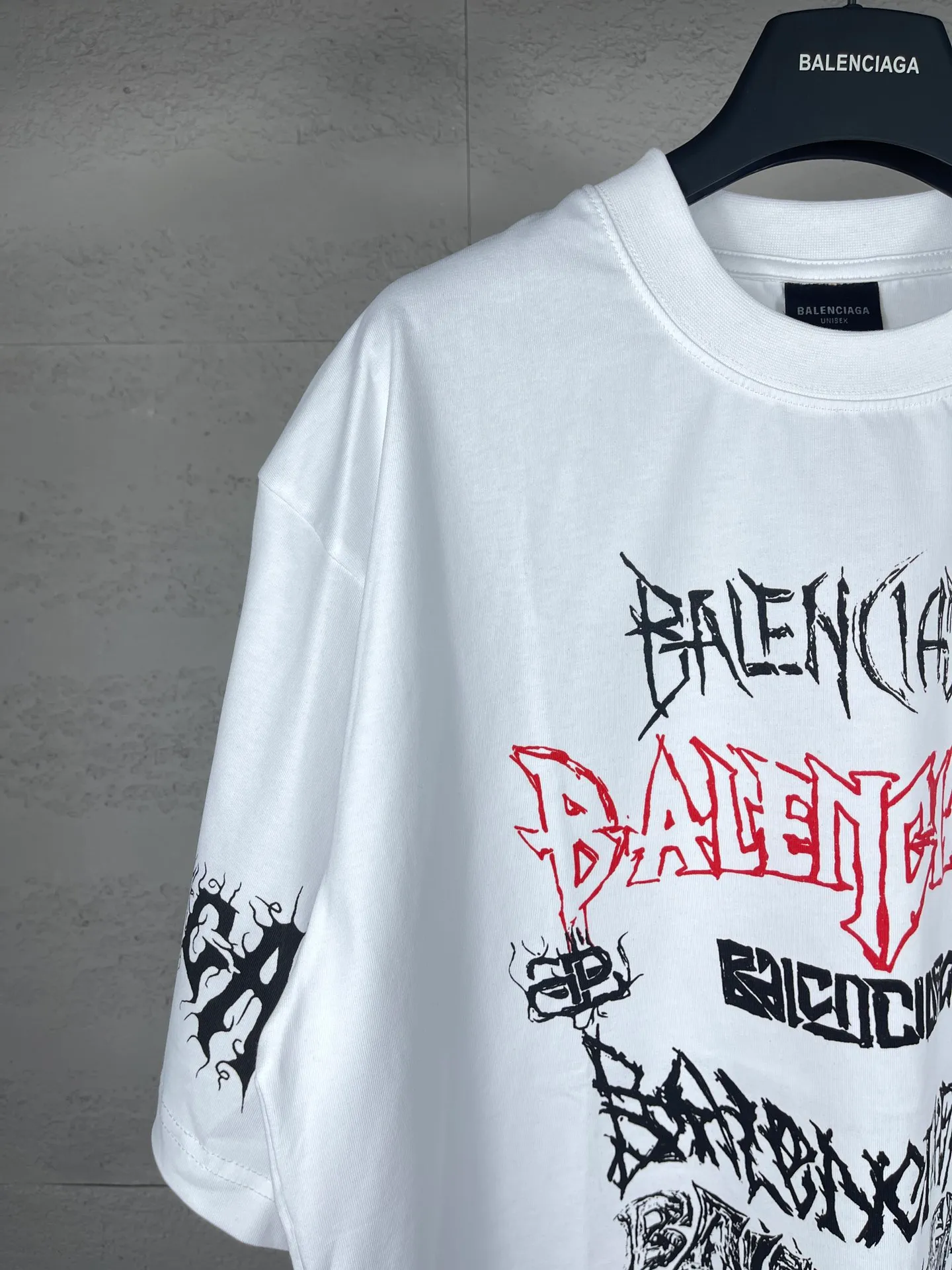 🅿️186 real photos [Top version. Official website quality] BALENCI*GA/Paris. 2024 new style. Year of the Dragon limited print short-sleeved T-shirt, brick cabinet synchronization. Genuine product developed at the first time, happy to print and compare! The fabric is made of Paris ZP custom-woven and dyed cotton double yarn. Weighing 260 grams, the cloth surface is clean. The cloth pattern is clear, soft and comfortable. The threads are dyed with no color difference. The classic LOGO is made of environmentally friendly imported materials, drawn silk flowers, with clear letters and three-dimensional effect. Restore the brick cabinet. Welcome to compare, the version adopts the OS loose shoulder version. Same style for men and women Coding: BL223322 Color: black, white, red, pink Size: XS to L