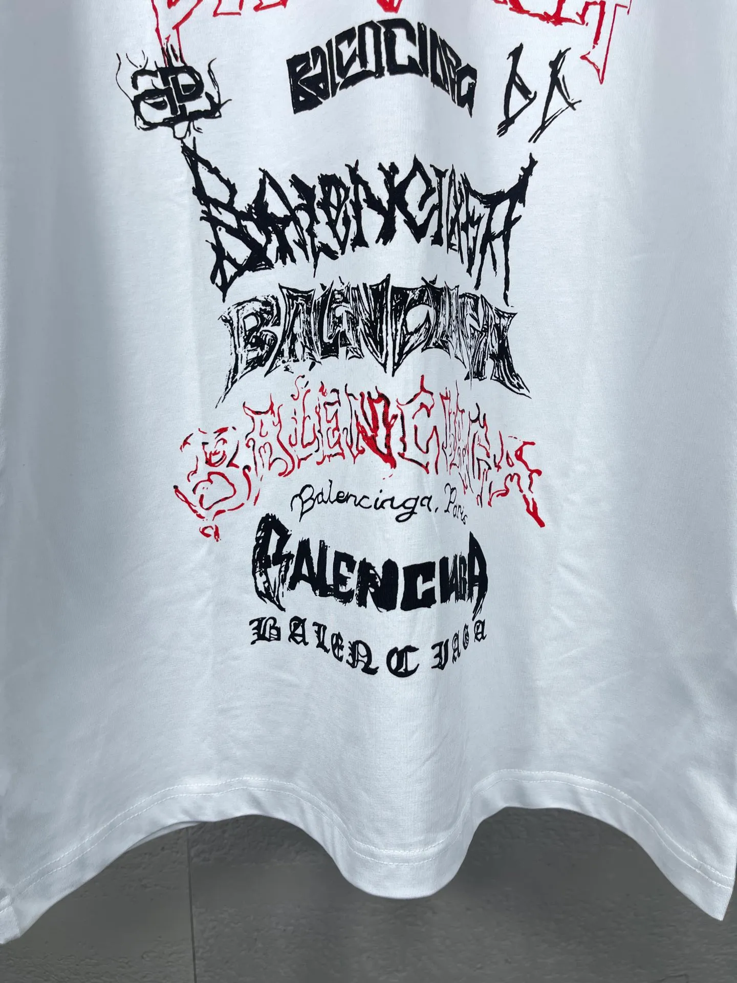 🅿️186 real photos [Top version. Official website quality] BALENCI*GA/Paris. 2024 new style. Year of the Dragon limited print short-sleeved T-shirt, brick cabinet synchronization. Genuine product developed at the first time, happy to print and compare! The fabric is made of Paris ZP custom-woven and dyed cotton double yarn. Weighing 260 grams, the cloth surface is clean. The cloth pattern is clear, soft and comfortable. The threads are dyed with no color difference. The classic LOGO is made of environmentally friendly imported materials, drawn silk flowers, with clear letters and three-dimensional effect. Restore the brick cabinet. Welcome to compare, the version adopts the OS loose shoulder version. Same style for men and women Coding: BL223322 Color: black, white, red, pink Size: XS to L