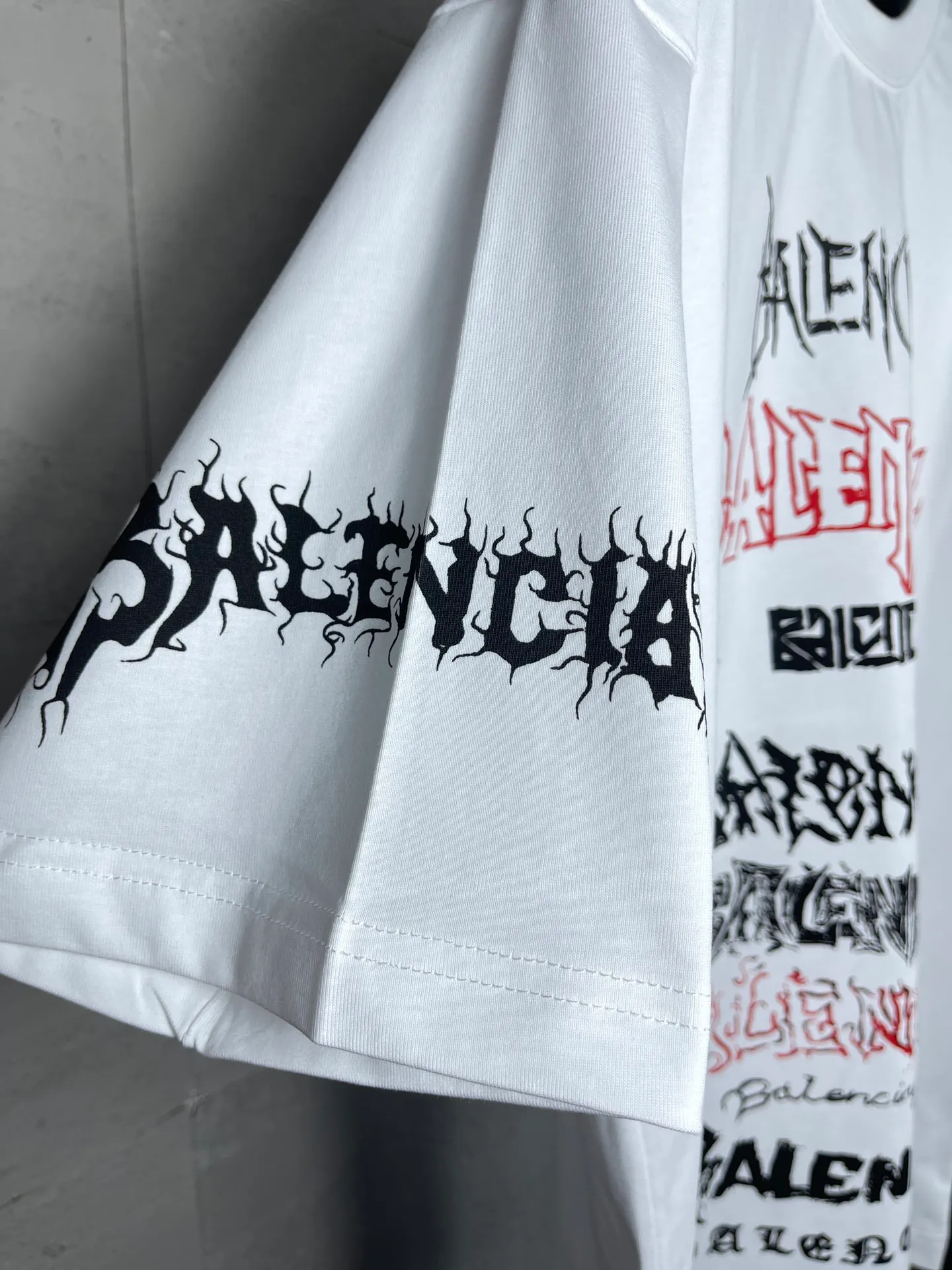 🅿️186 real photos [Top version. Official website quality] BALENCI*GA/Paris. 2024 new style. Year of the Dragon limited print short-sleeved T-shirt, brick cabinet synchronization. Genuine product developed at the first time, happy to print and compare! The fabric is made of Paris ZP custom-woven and dyed cotton double yarn. Weighing 260 grams, the cloth surface is clean. The cloth pattern is clear, soft and comfortable. The threads are dyed with no color difference. The classic LOGO is made of environmentally friendly imported materials, drawn silk flowers, with clear letters and three-dimensional effect. Restore the brick cabinet. Welcome to compare, the version adopts the OS loose shoulder version. Same style for men and women Coding: BL223322 Color: black, white, red, pink Size: XS to L