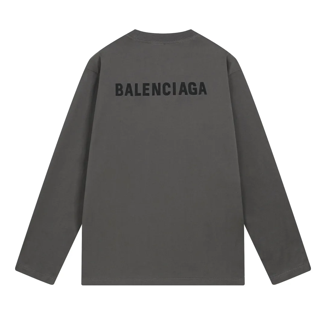 🅿️210 Real photos [Top version. Official website quality] BALENCI*GA/Paris #Classic style. Classic letter embroidered long-sleeved T-shirt on the front and back #2024 spring and autumn brick cabinet synchronization.                       The fabric is made of Paris ZP custom-woven and dyed cotton double yarn, weighing 260 grams. The cloth surface is clean. The cloth pattern is clear, soft and comfortable. The threads are dyed with no color difference. The classic letters are embroidered with an imported embroidery machine. The letters are clear and the effect is three-dimensional, restoring the brick cabinet. The version adopts the OS loose shoulder style. The same style for men and women. Coding: BL235067 Color: black, white, smoke gray Size: XS S M L